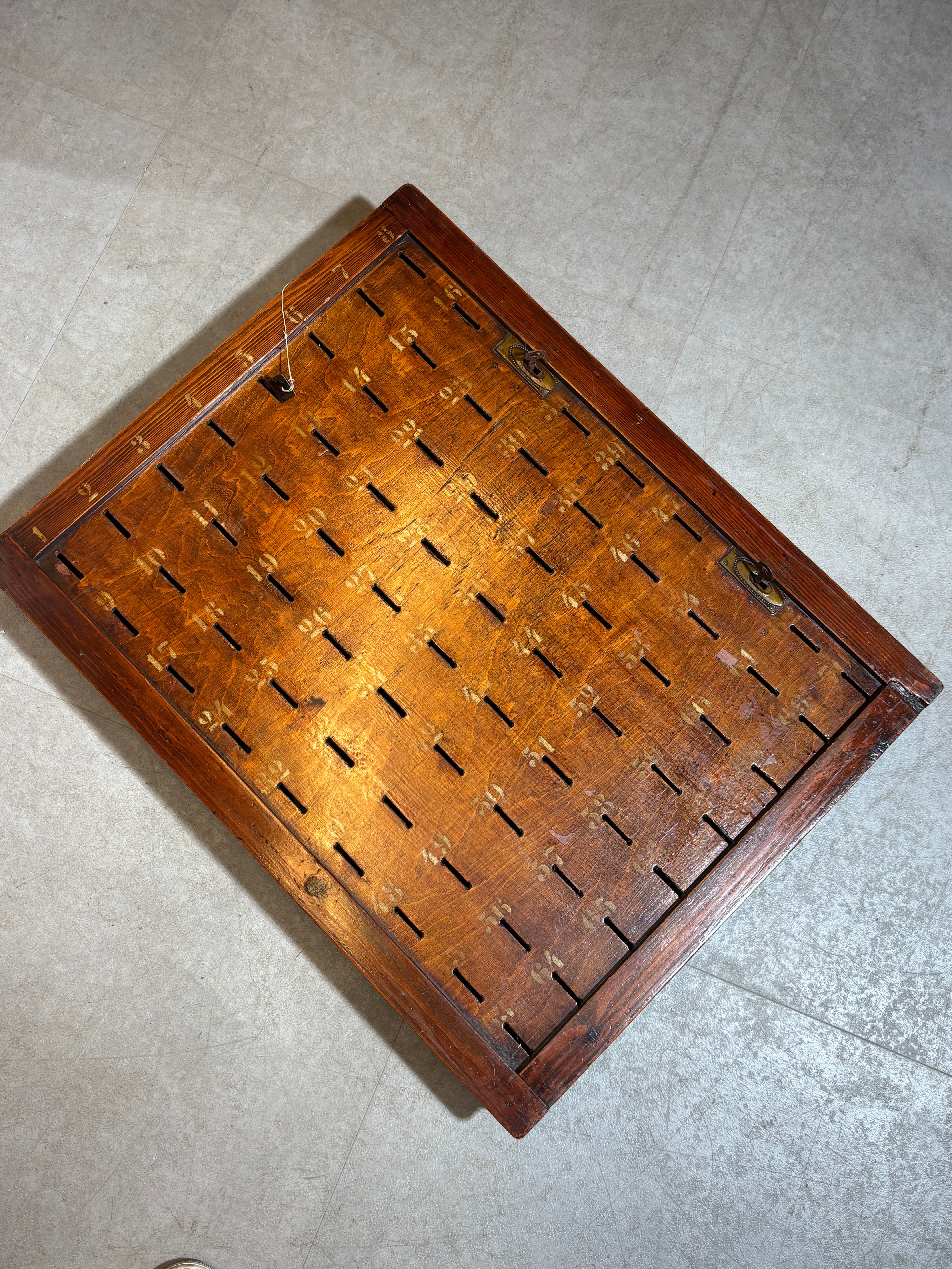 Antieke houten café spaarkast