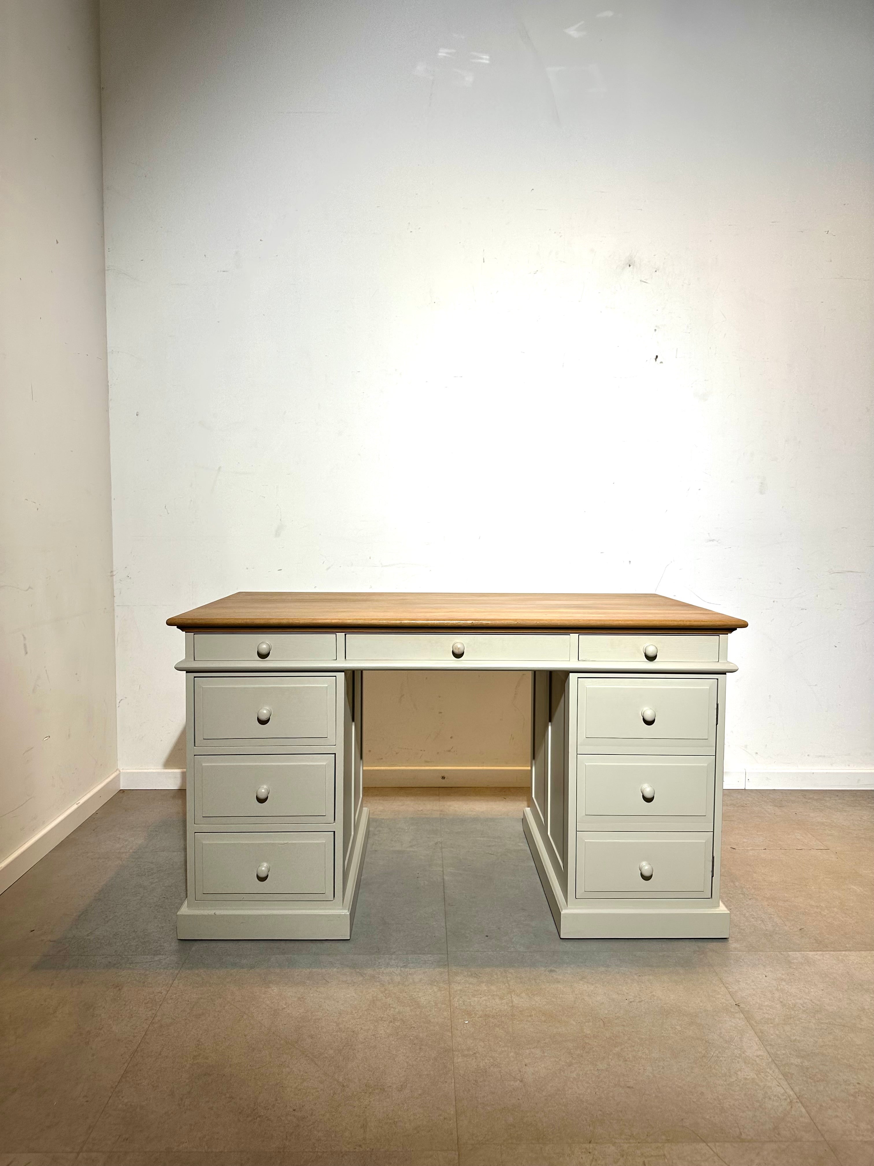 Klassiek massief houten bureau met eikenhouten blad