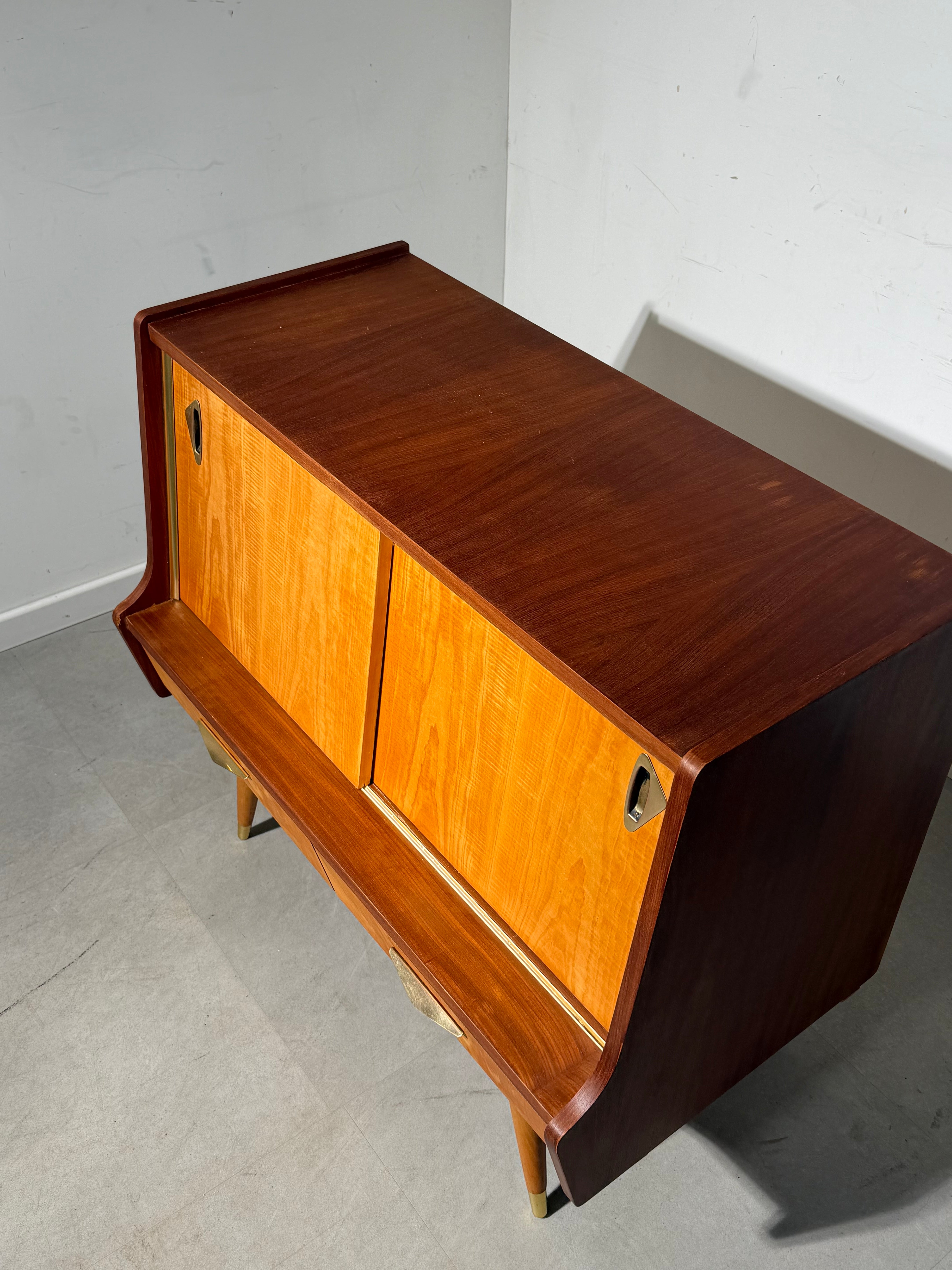 Vintage Rockabilly Sideboard – 1950s Mid-Century Cabinet – Two-Tone Wood – 101 x 90 x 52 cm
