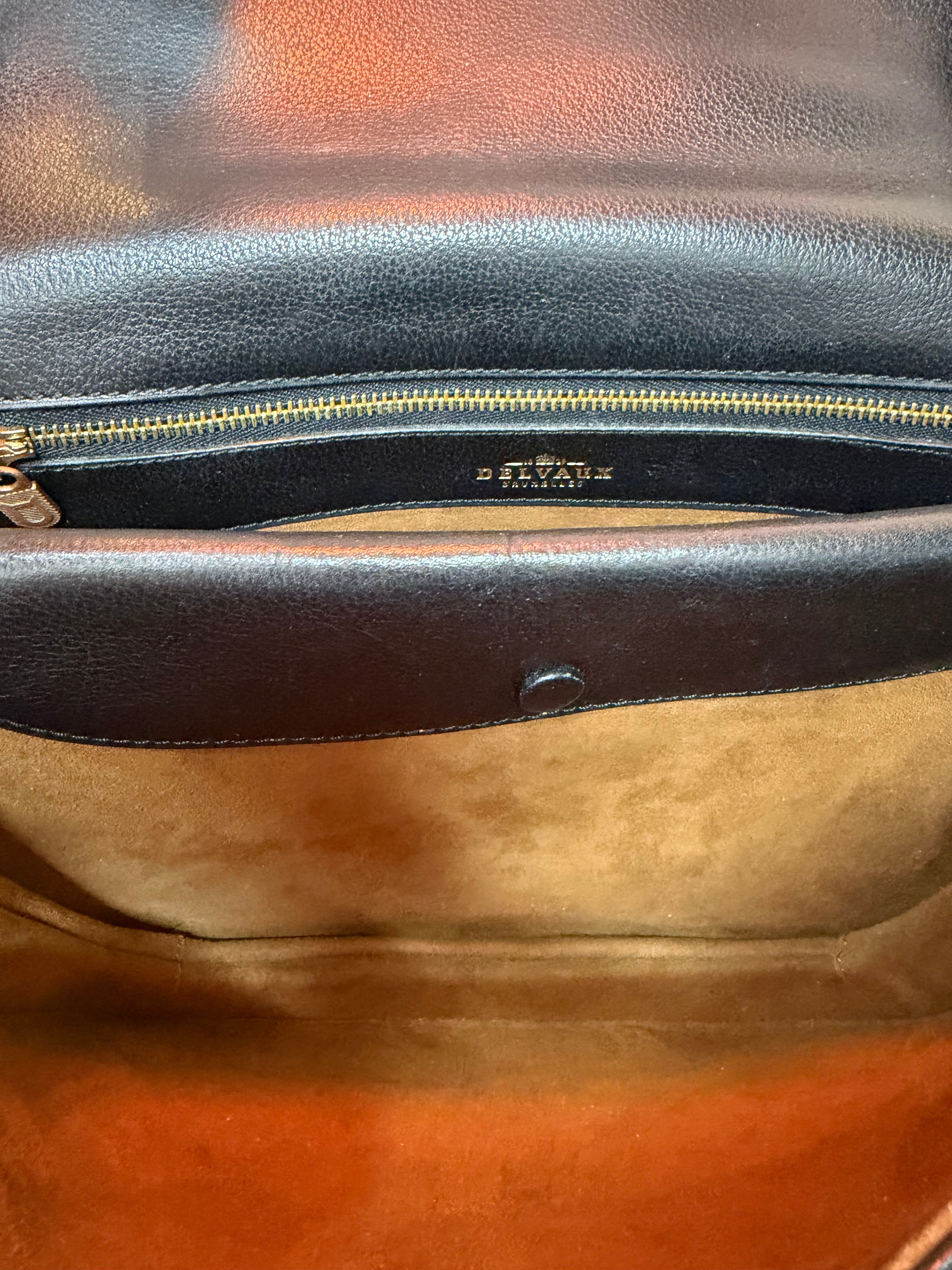 Sac bandoulière Delvaux Diligent en cuir noir – Finitions dorées – Design belge intemporel