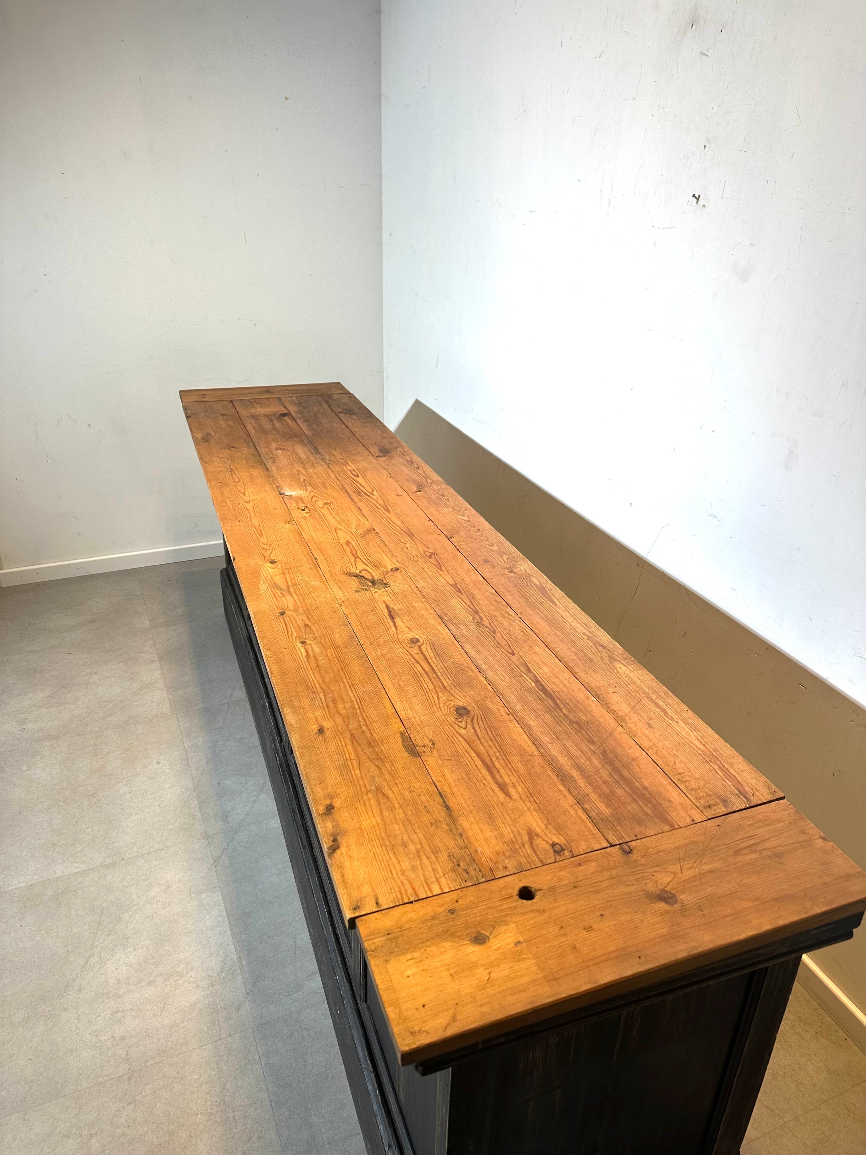 Comptoir de magasin français ancien – Pin peint en noir