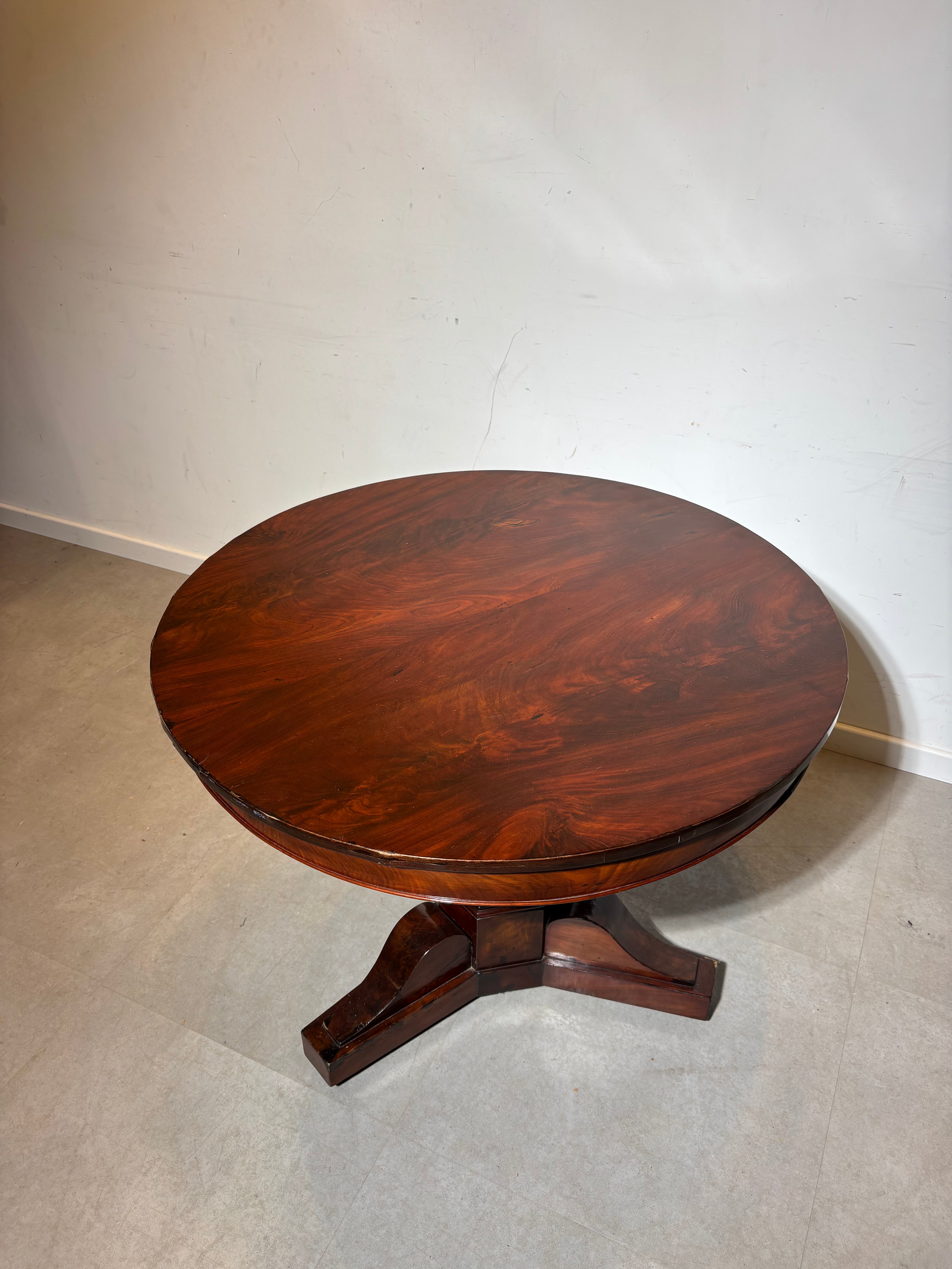 Antique round acajou table