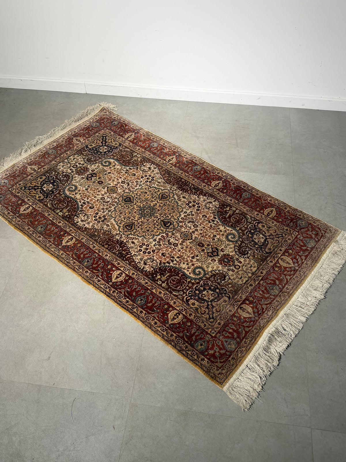 Silk Rug with Floral Medallion – 155 × 93 cm