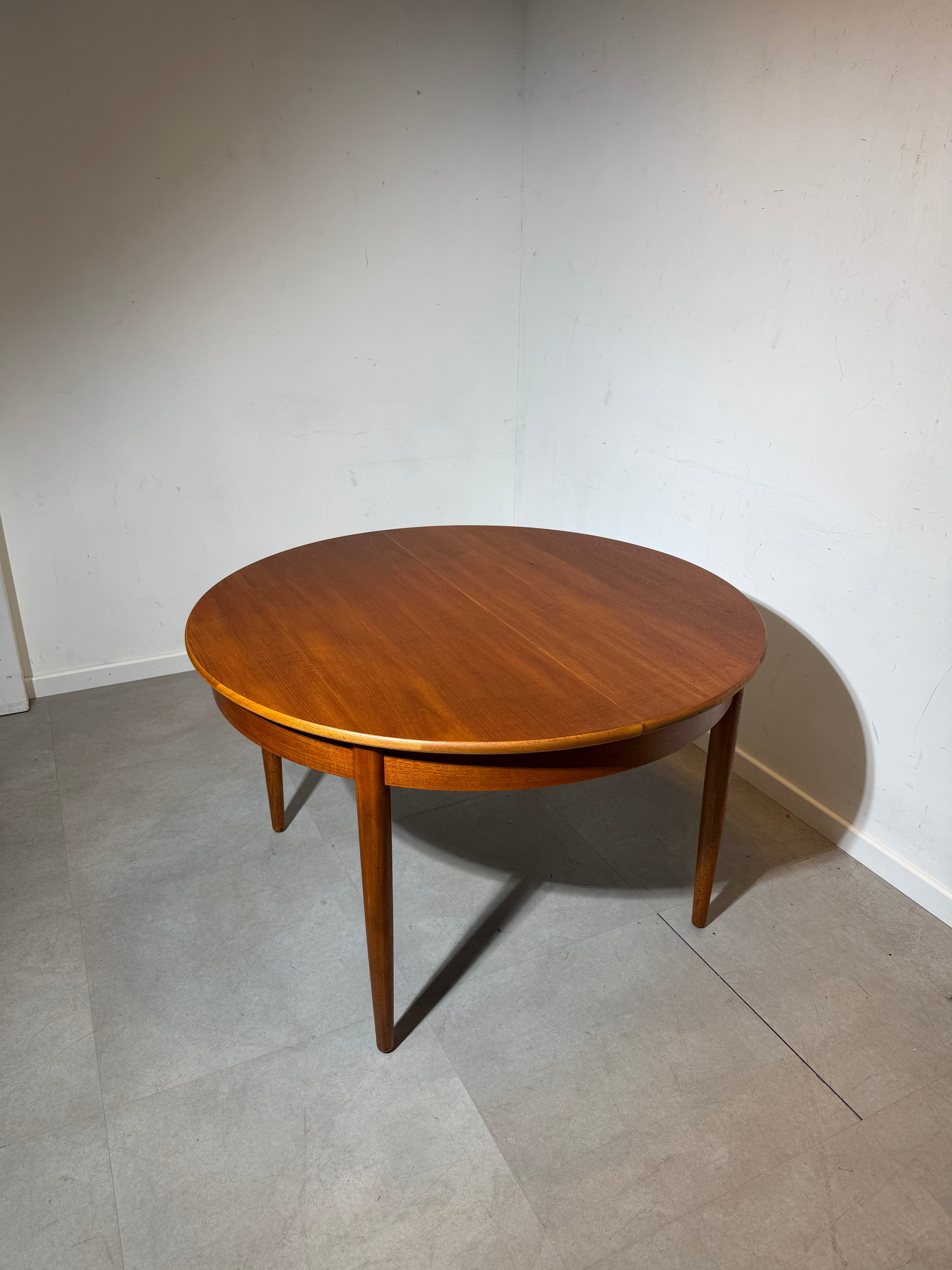 Vintage Round Extendable Teak Dining Table – Mid-Century Modern