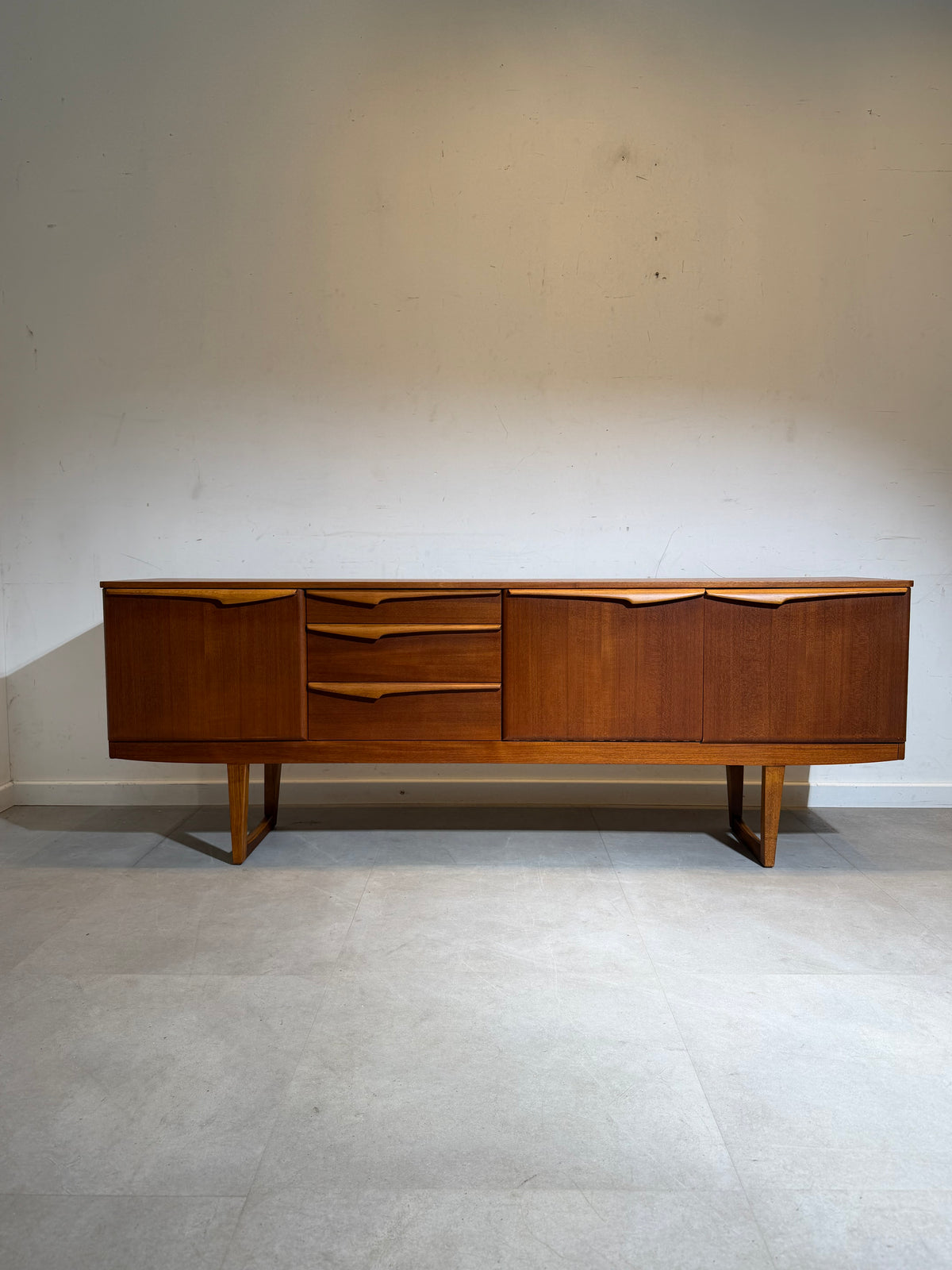 Stonehill Teakhouten Buffetskast – Brits Modern Mid-Century Design