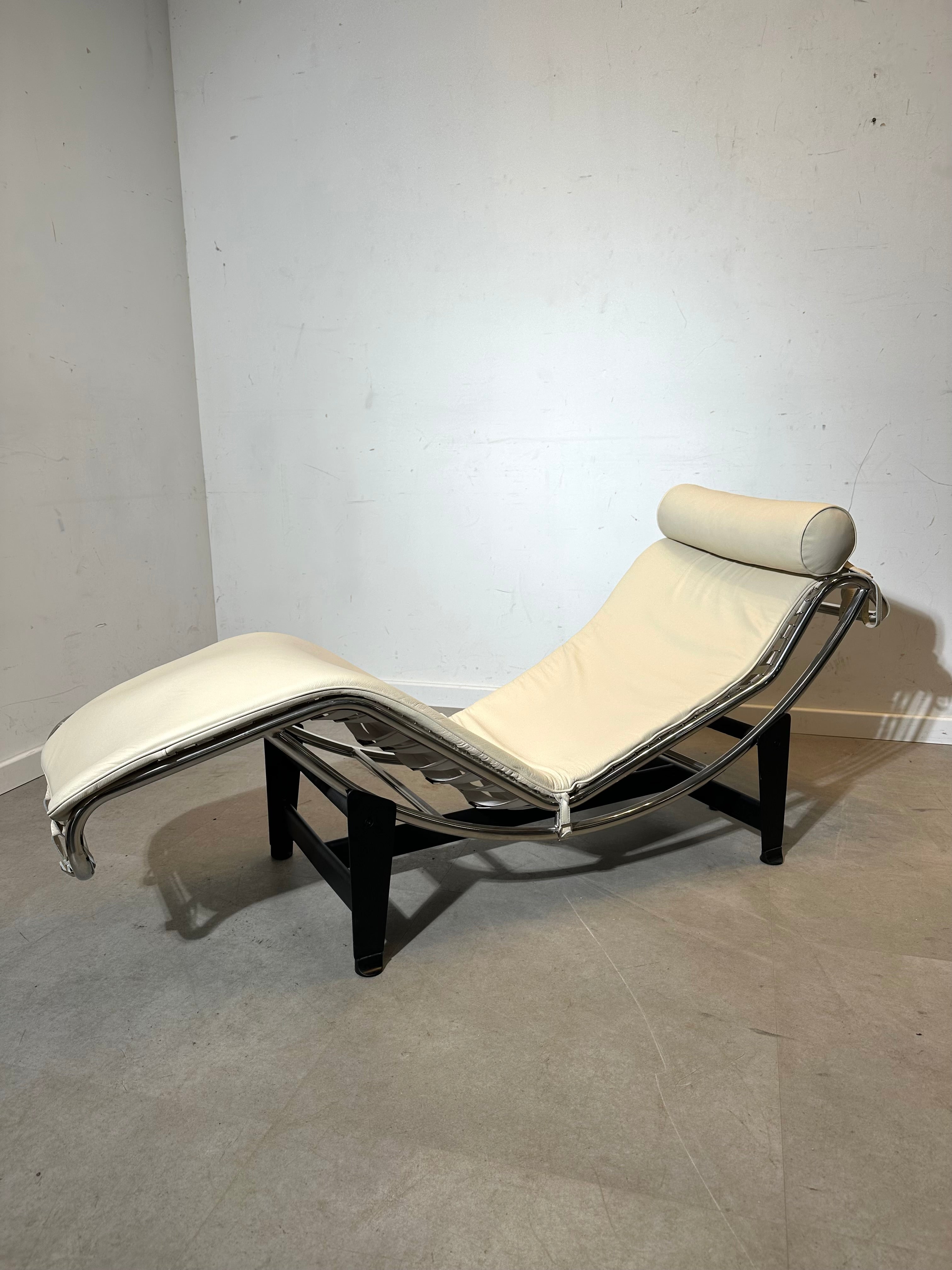 LC4 chaise longue – Le Corbusier design – ivory color Replica
