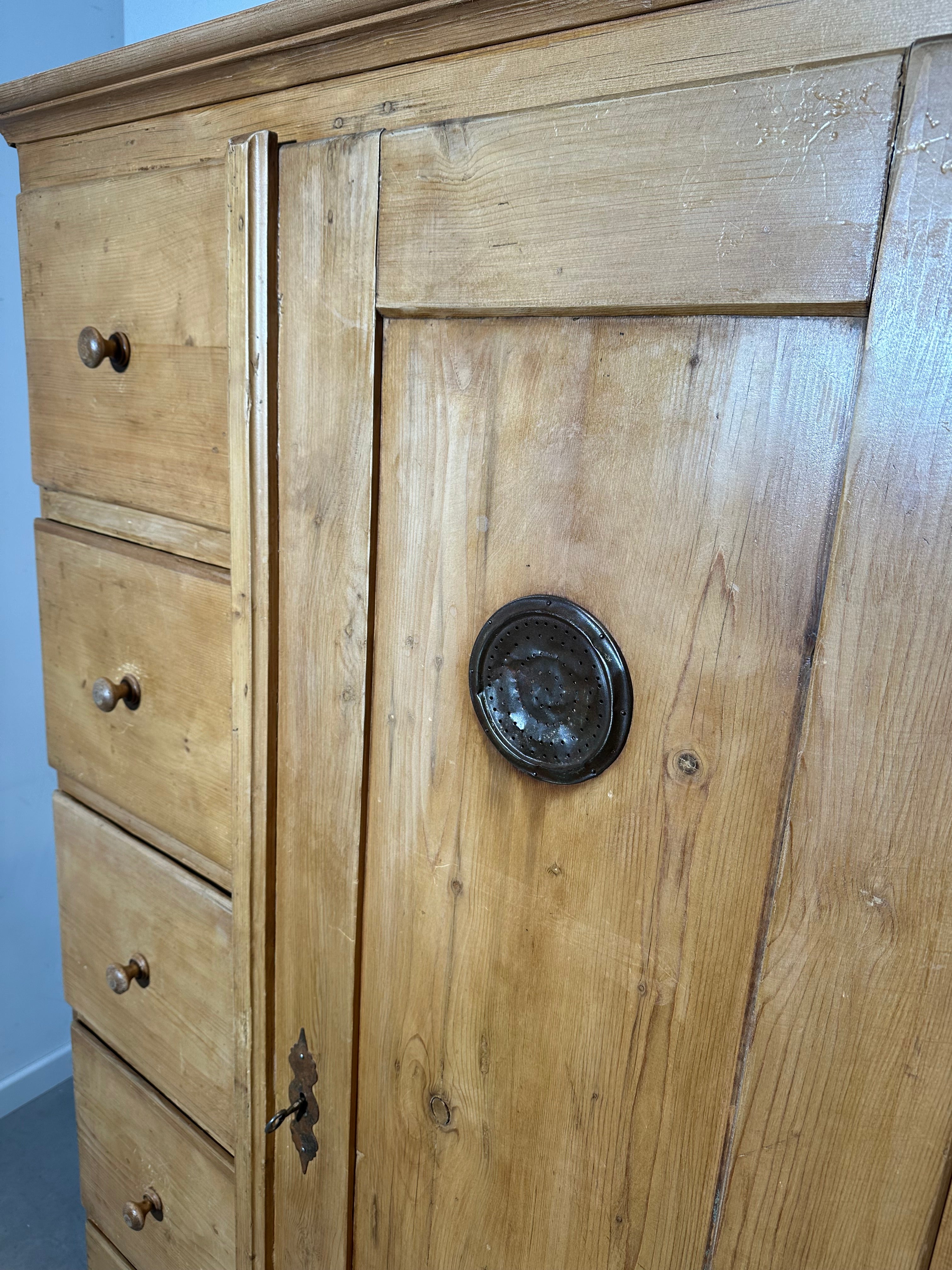Armoire ancienne en pin