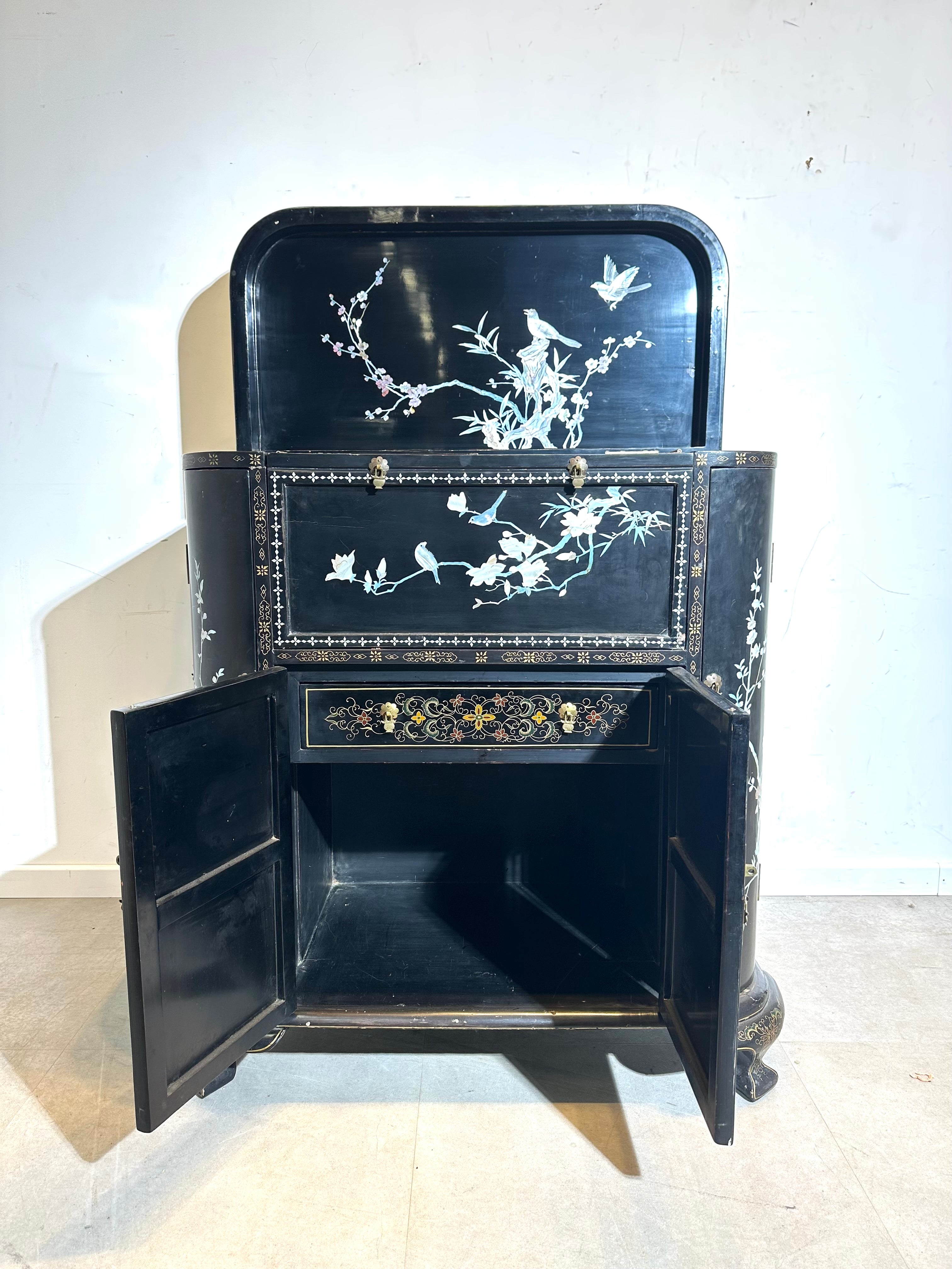 Cabinet laqué asiatique ancien