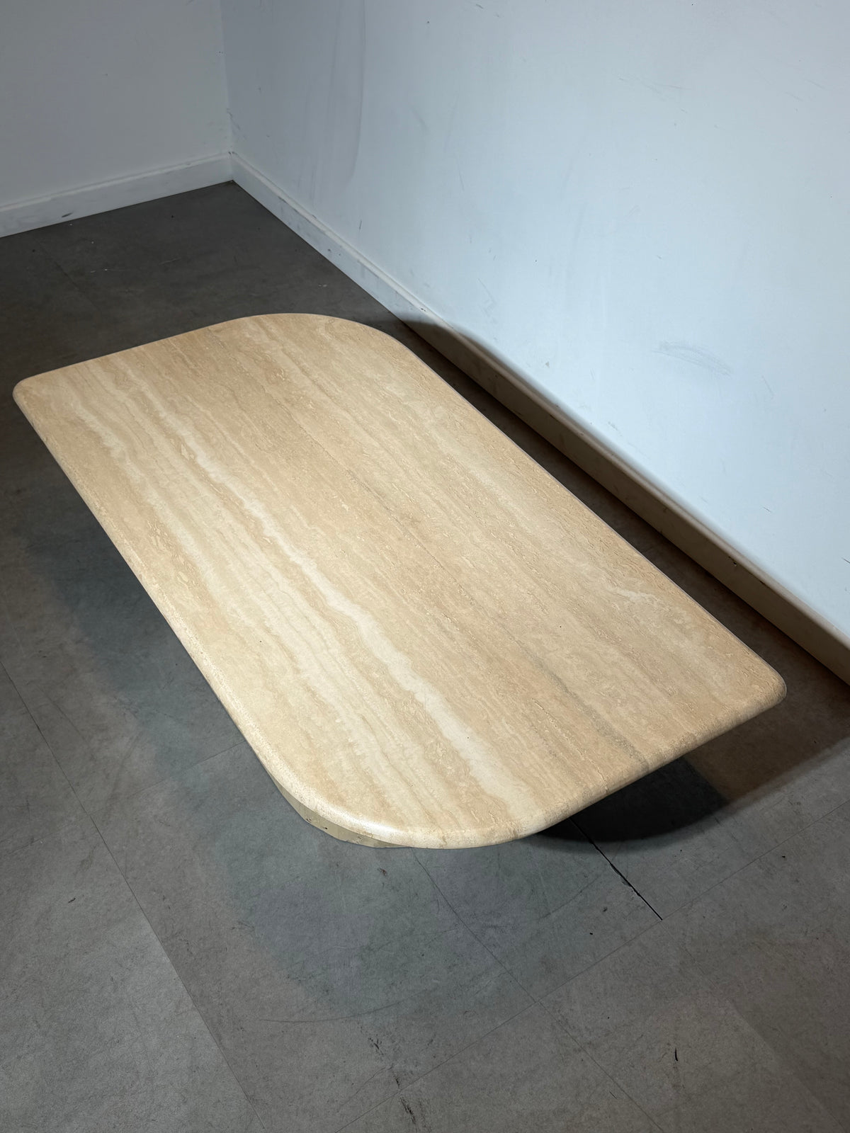 Table basse en travertin avec piètement central arrondi