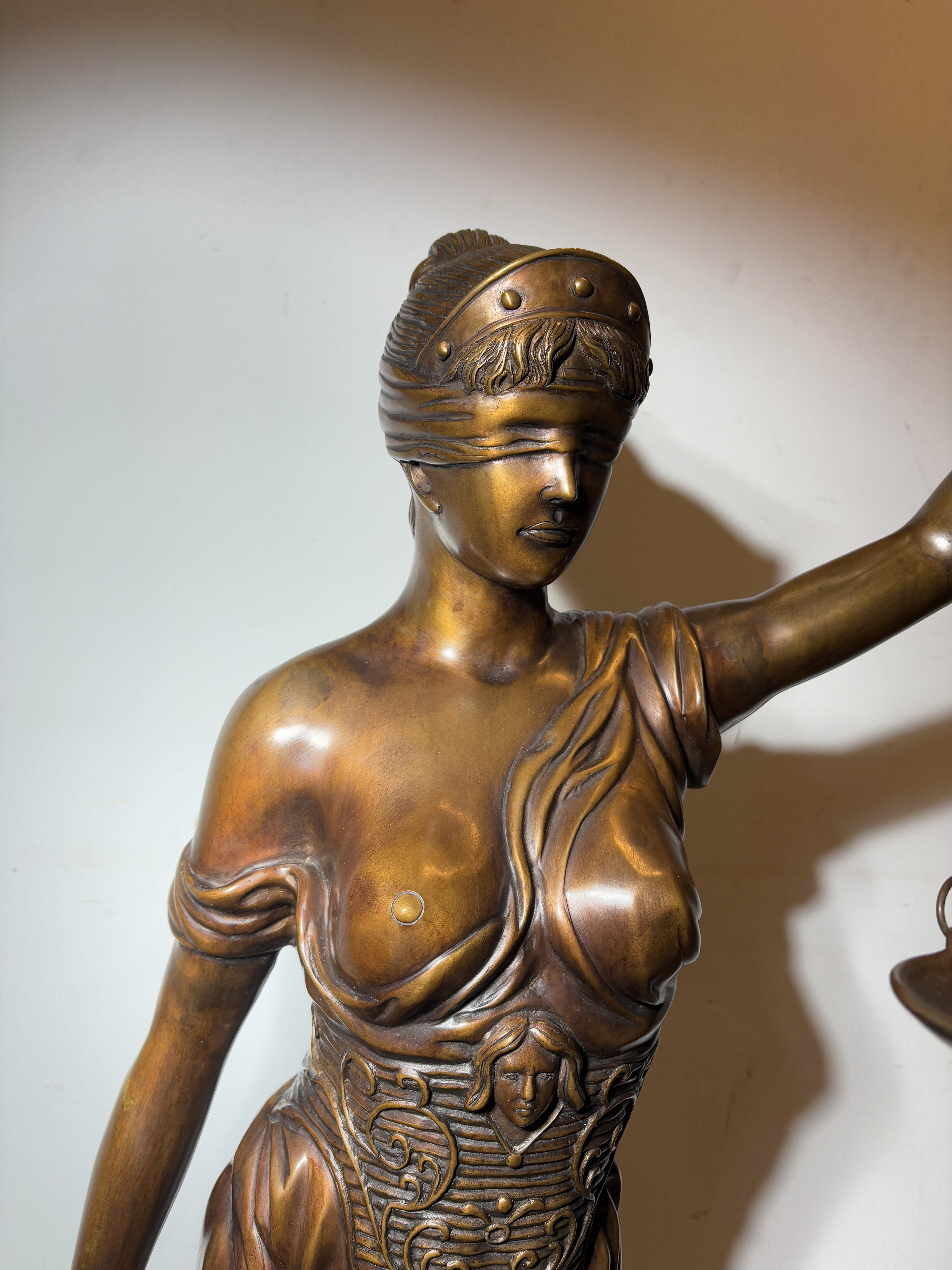 Grande statue de la Dame Justice