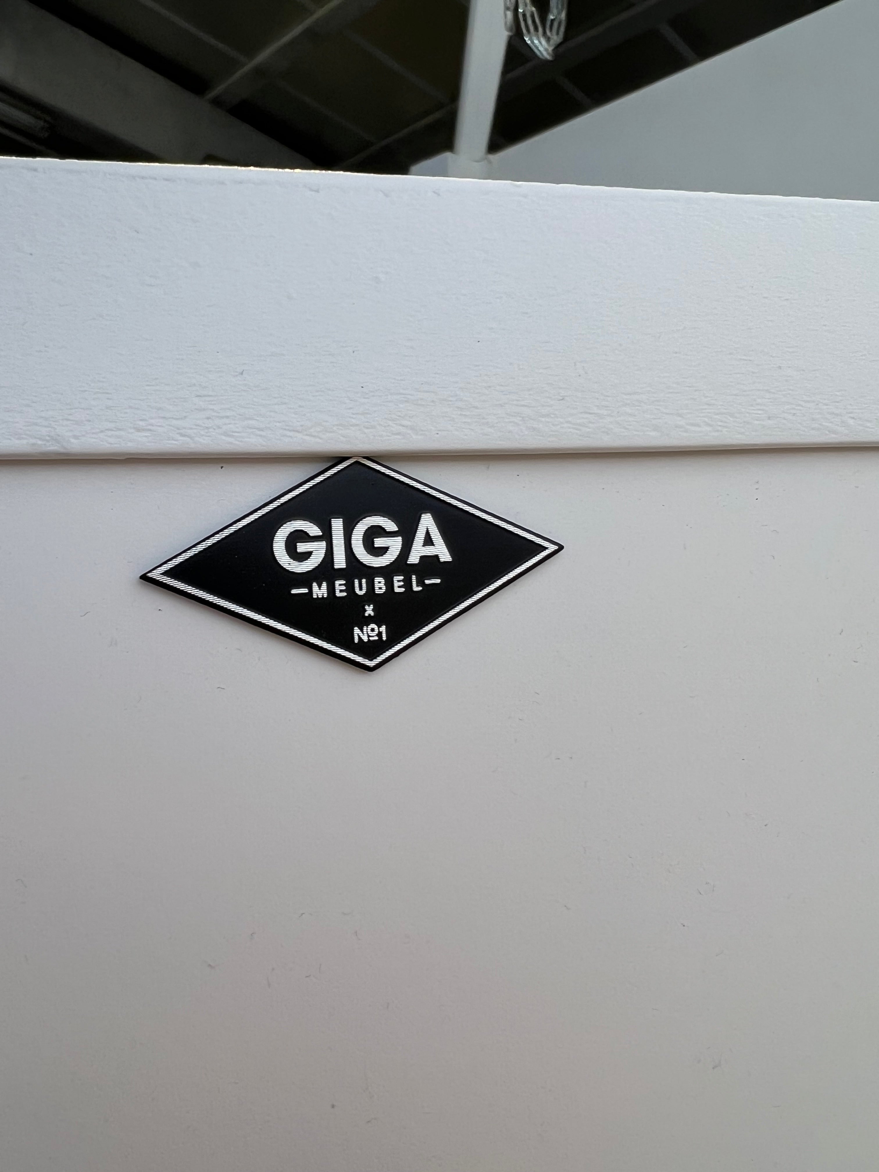 White metal display cabinet "GIGA Meubel"