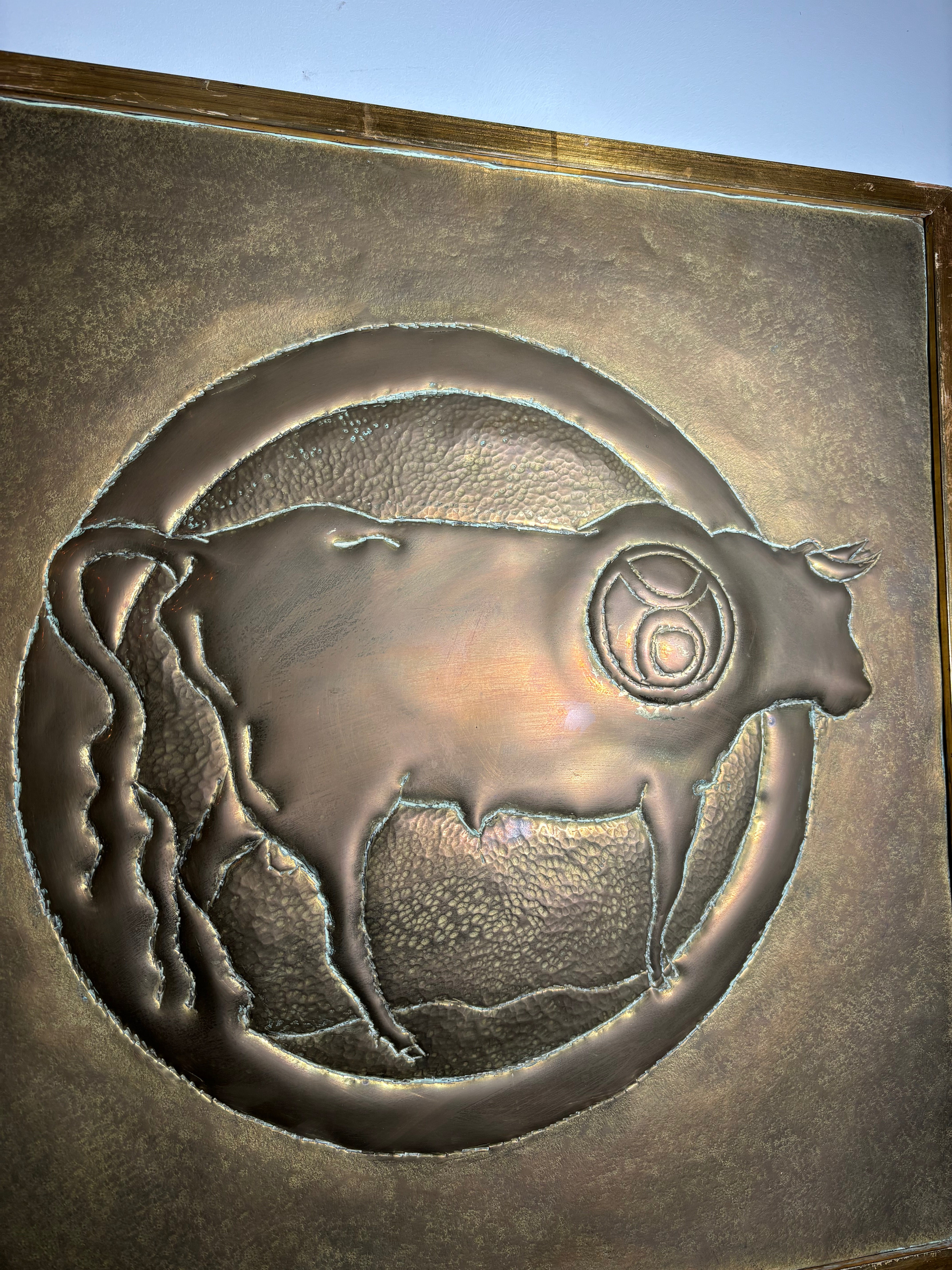 Taureau en laiton gravé des années 1970