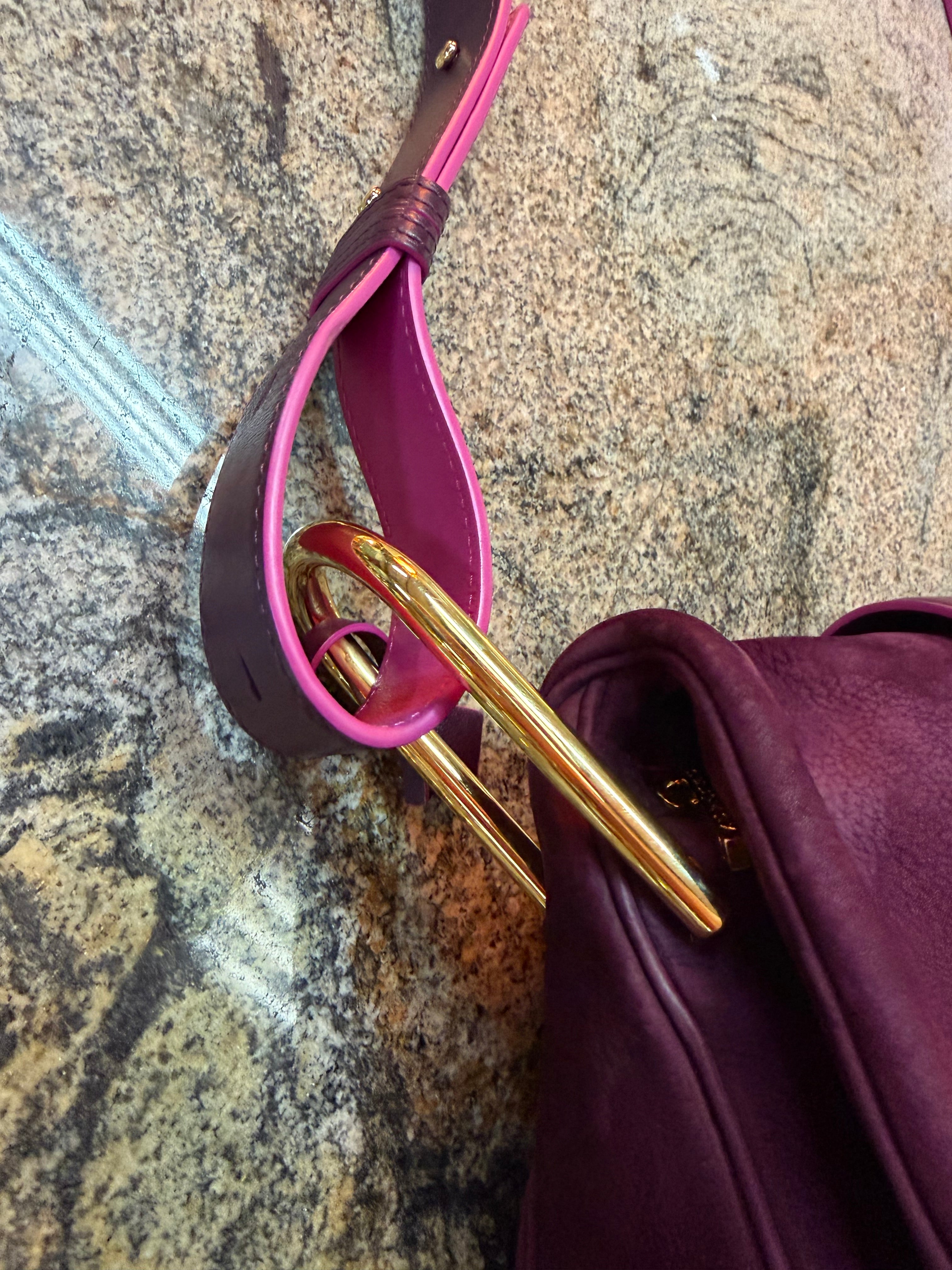 Sac Delvaux Givry en nubuck violet avec détails roses – Fermoir doré – 30 x 24 cm