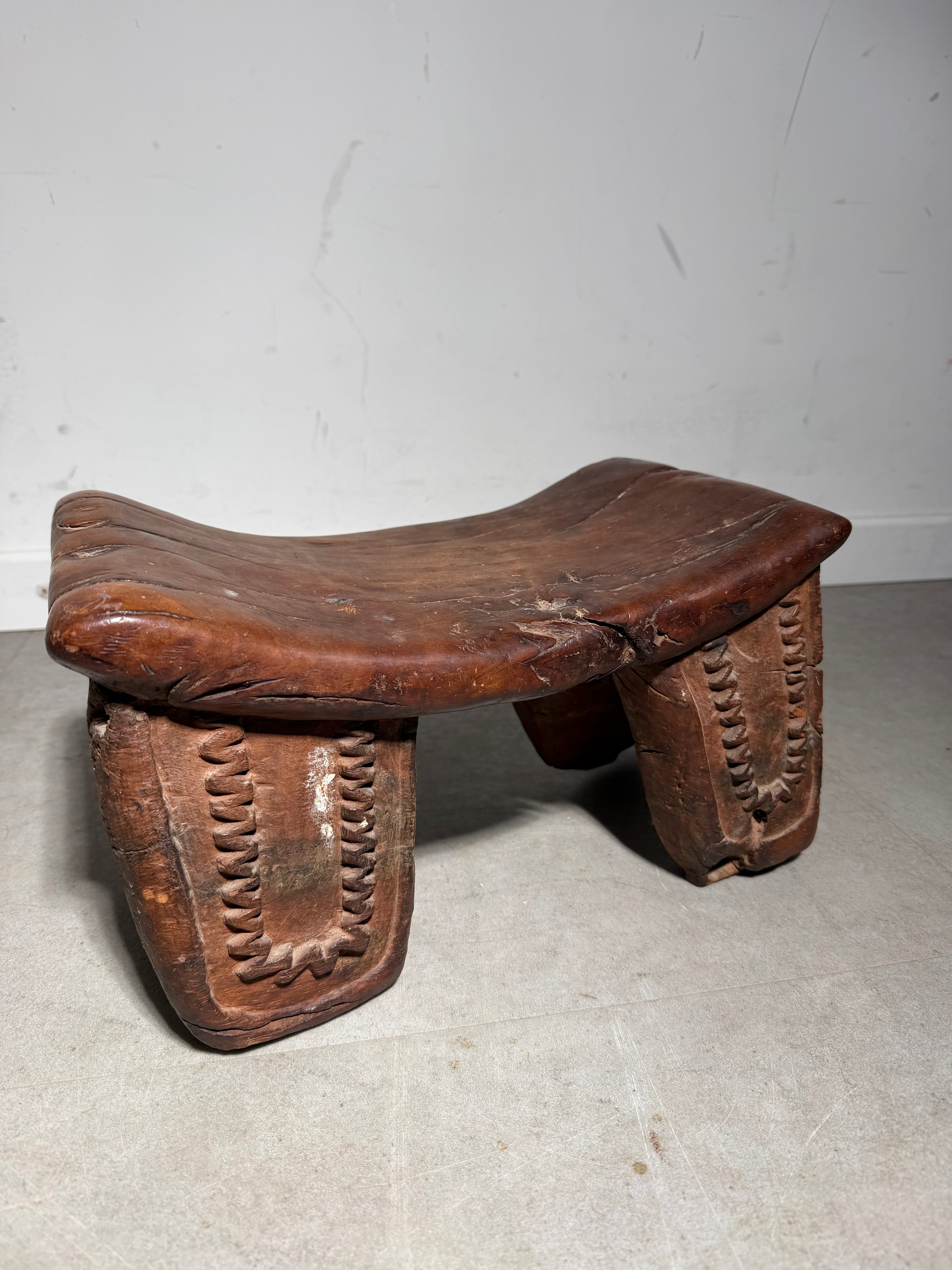Tabouret en bois de style brutaliste tribal africain – sculpté à la main