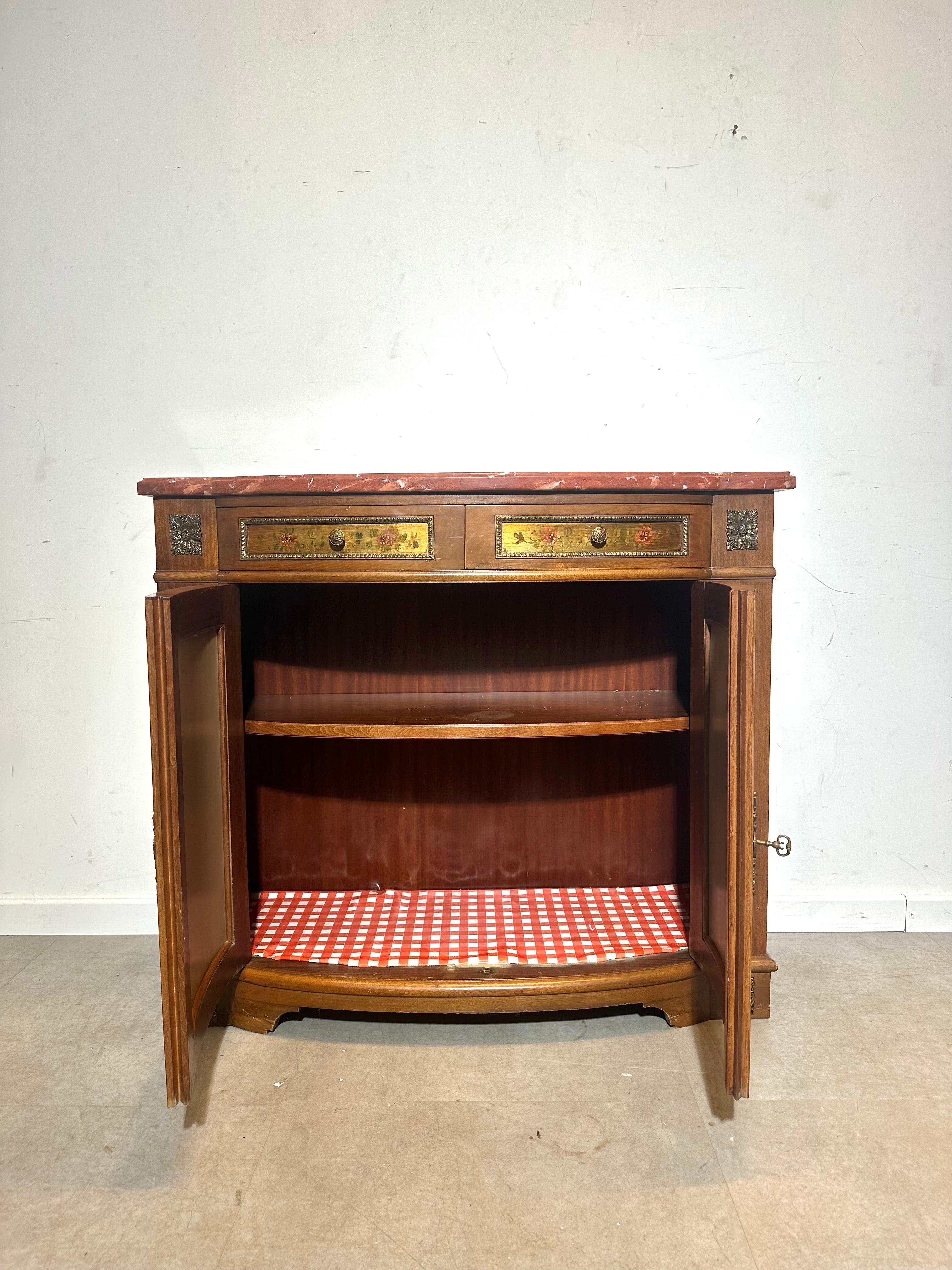 Armoire ancienne peinte à la main