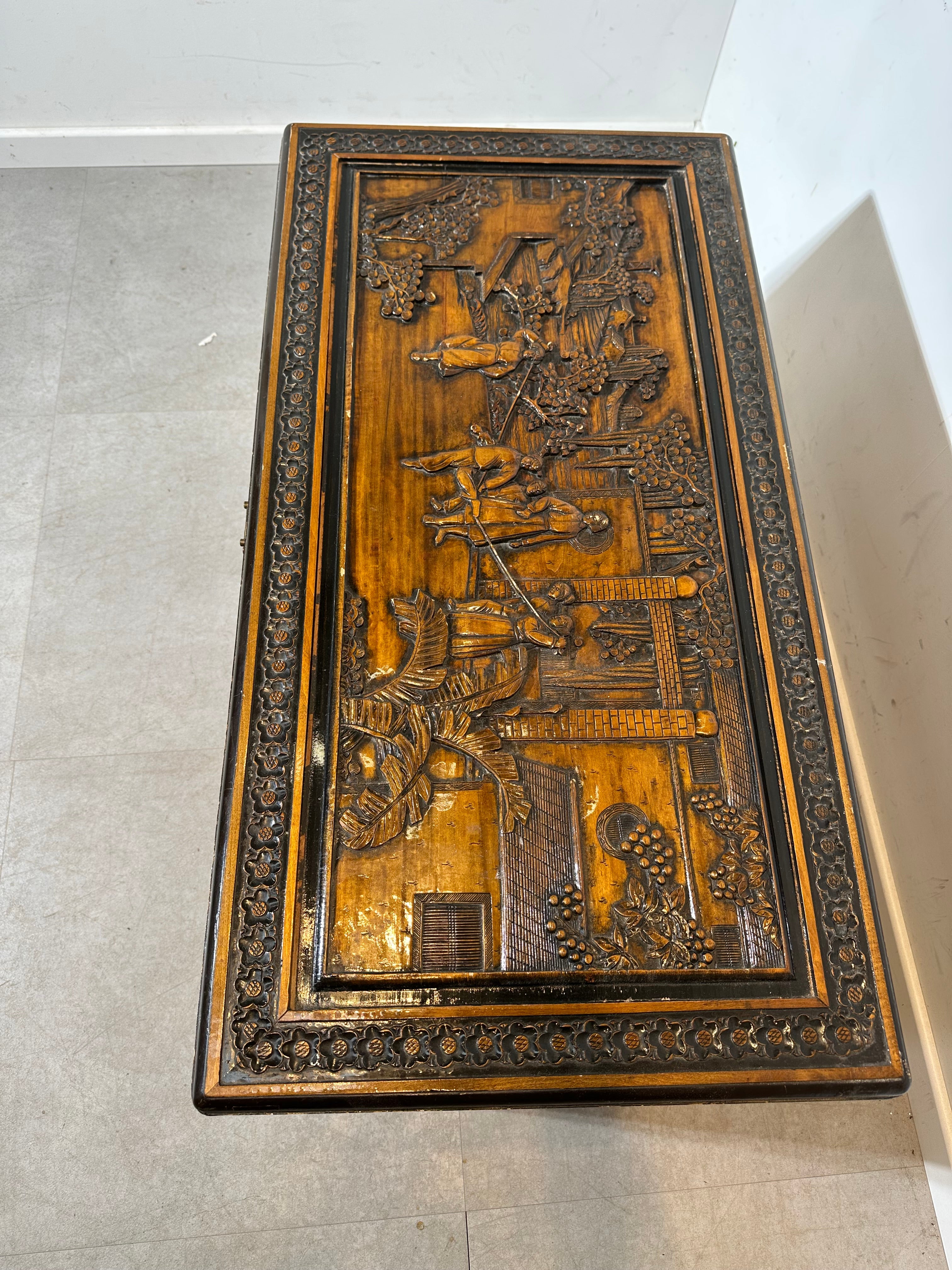 Coffre ancien oriental en bois