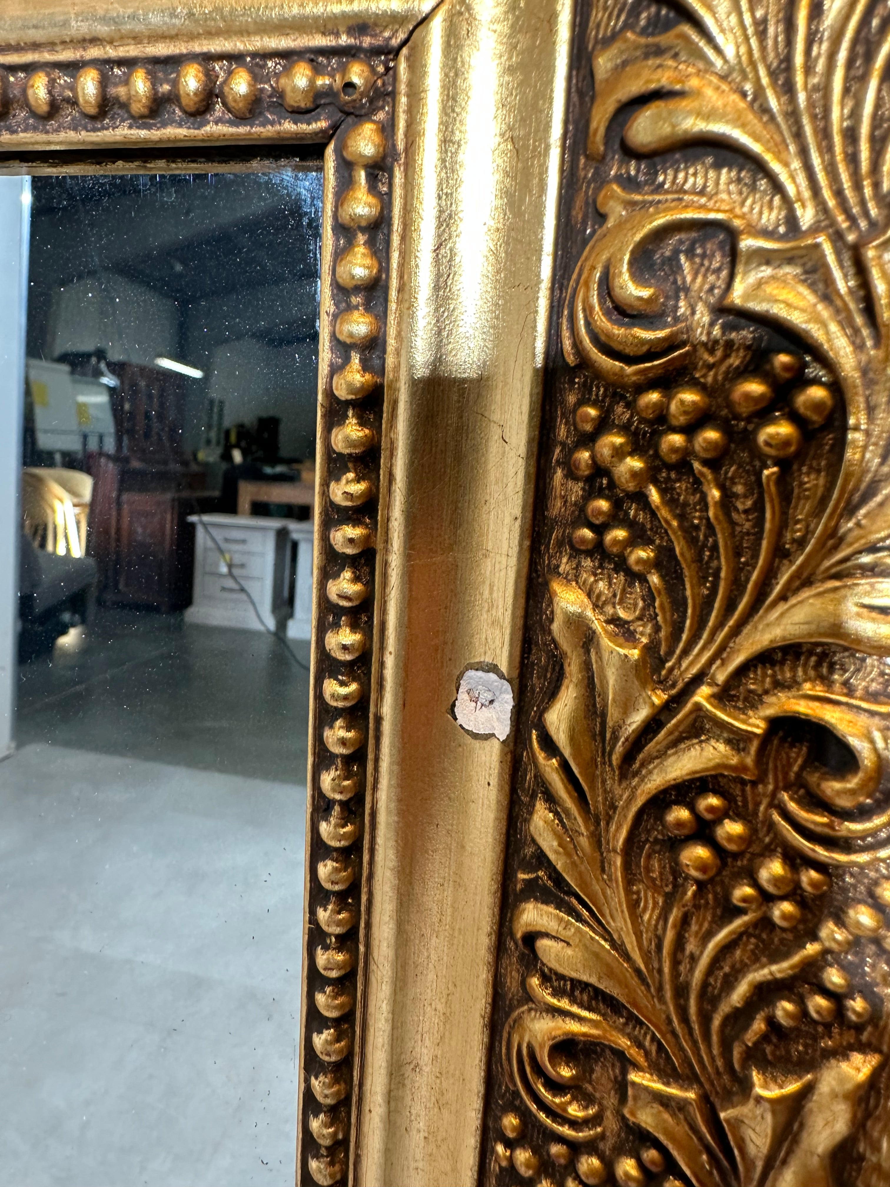 Miroir ancien doré à cadre orné