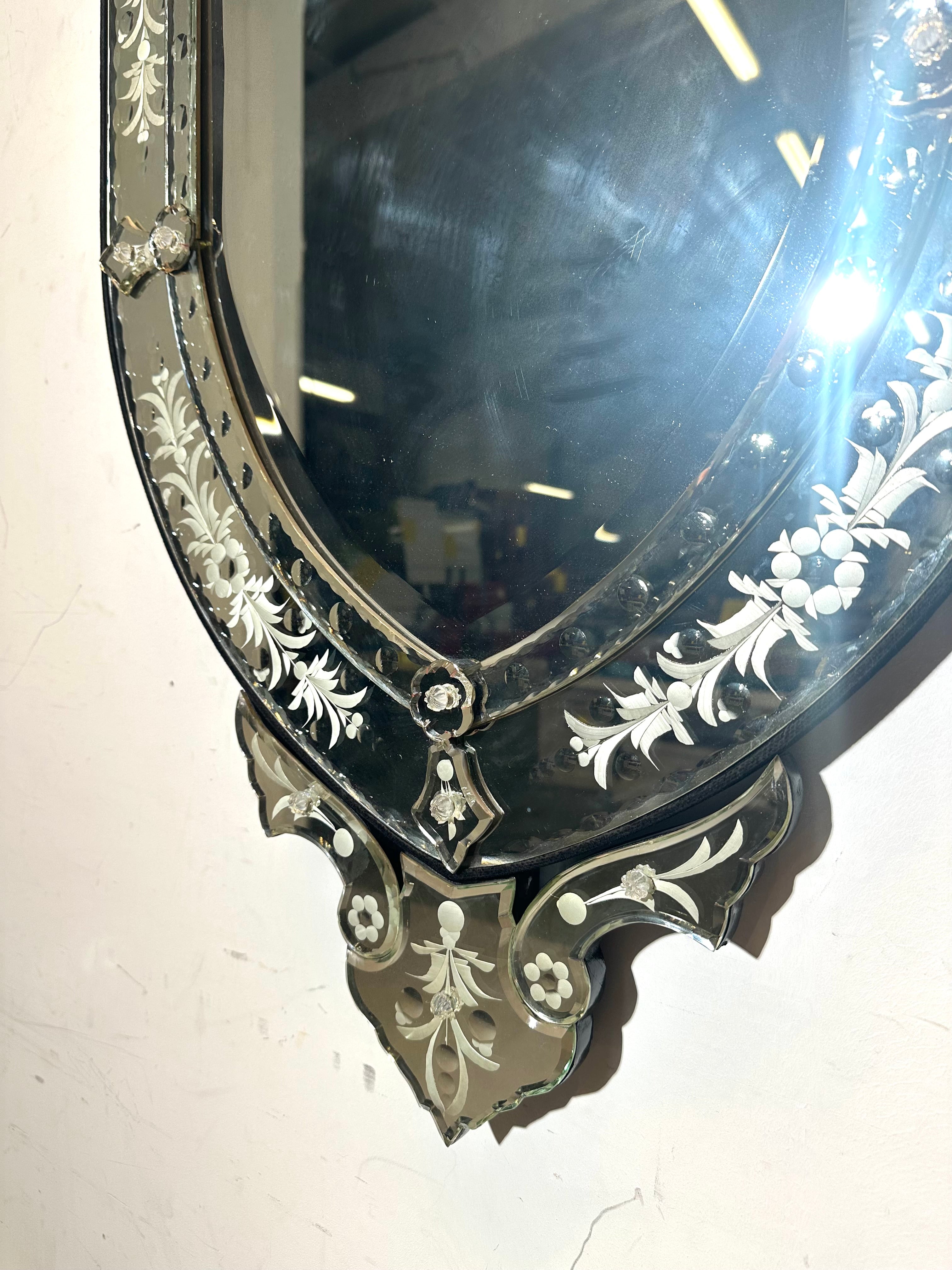 Venetiaanse geëtste spiegel met sierlijk wapen