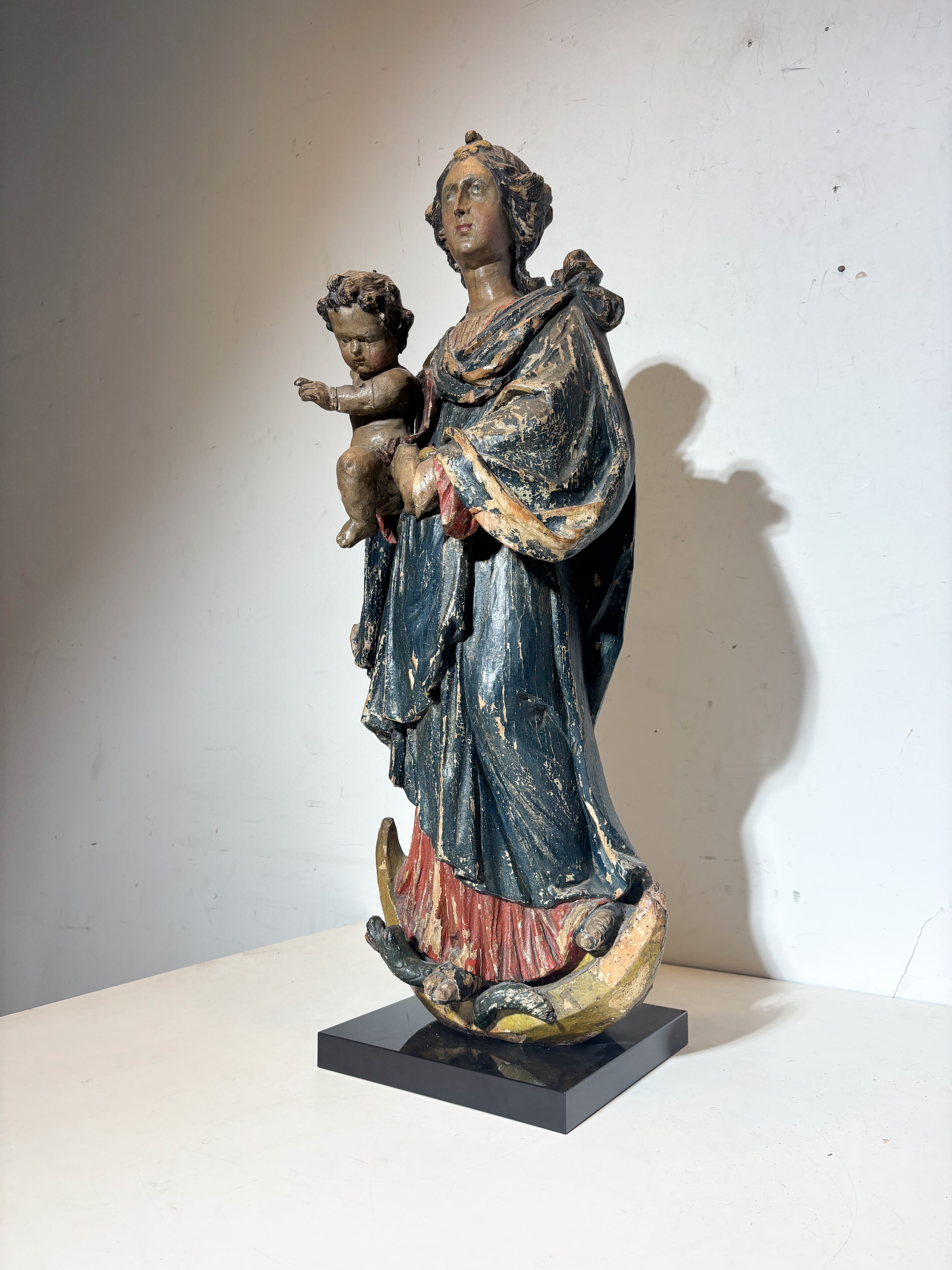 18e-eeuwse polychrome eikenhouten Madonna met Kind