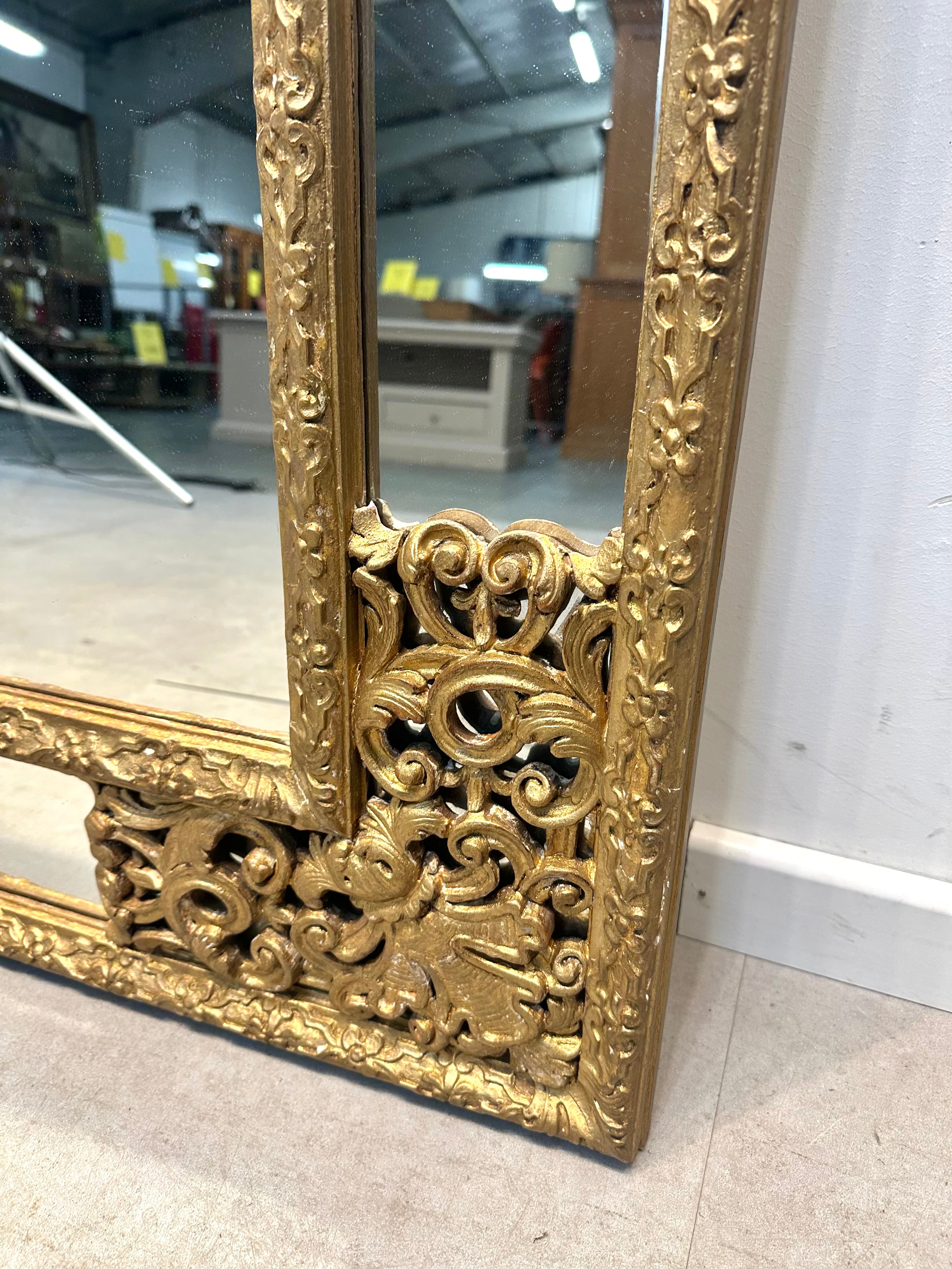 Miroir doré de style antique