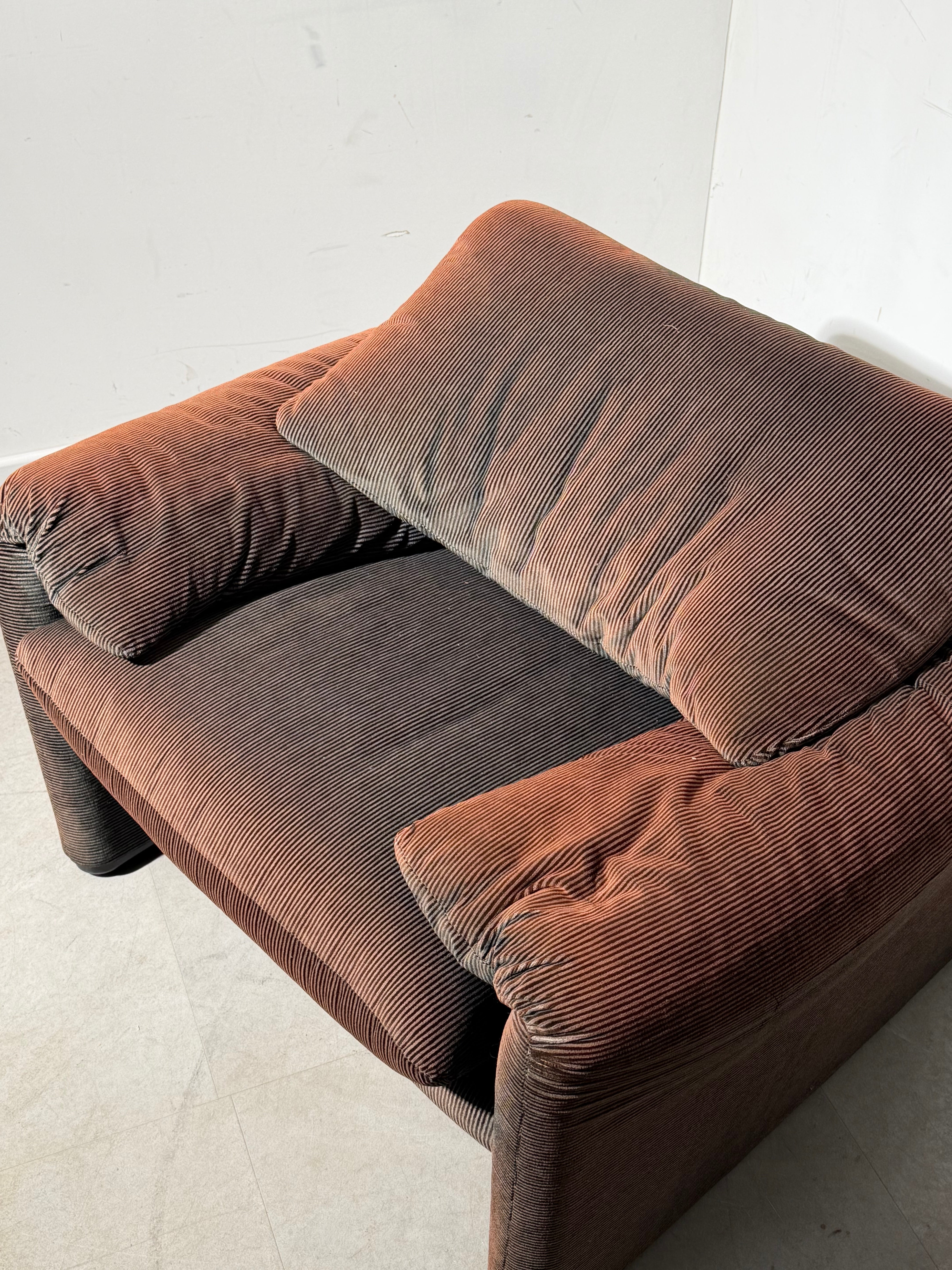 Cassina “Maralunga” One-Seater – Iconic Design with Sun-Kissed Patina