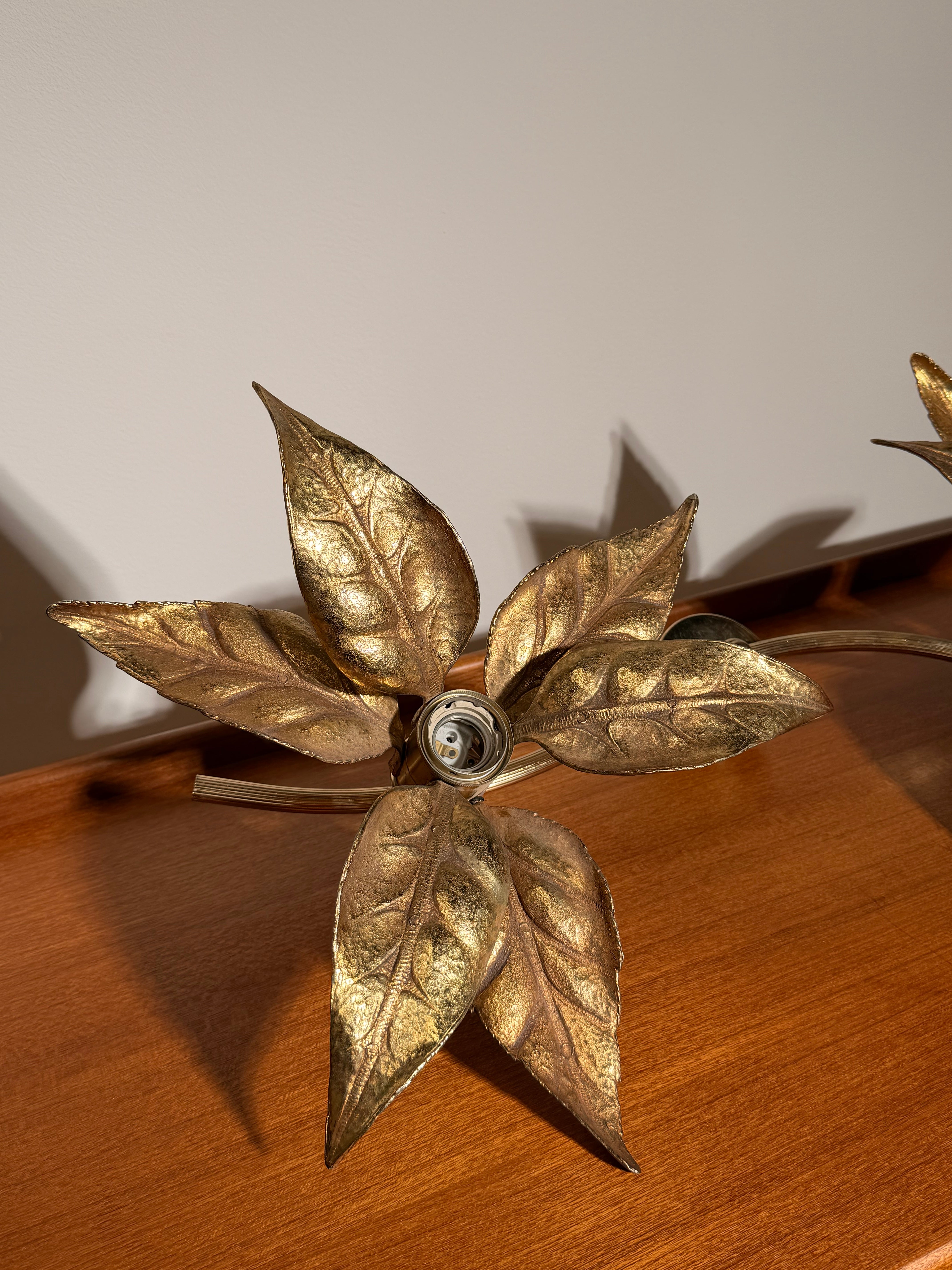 Vintage Hollywood Regency Leaf Wall Lamp in Gilt Metal Willy Daro Style