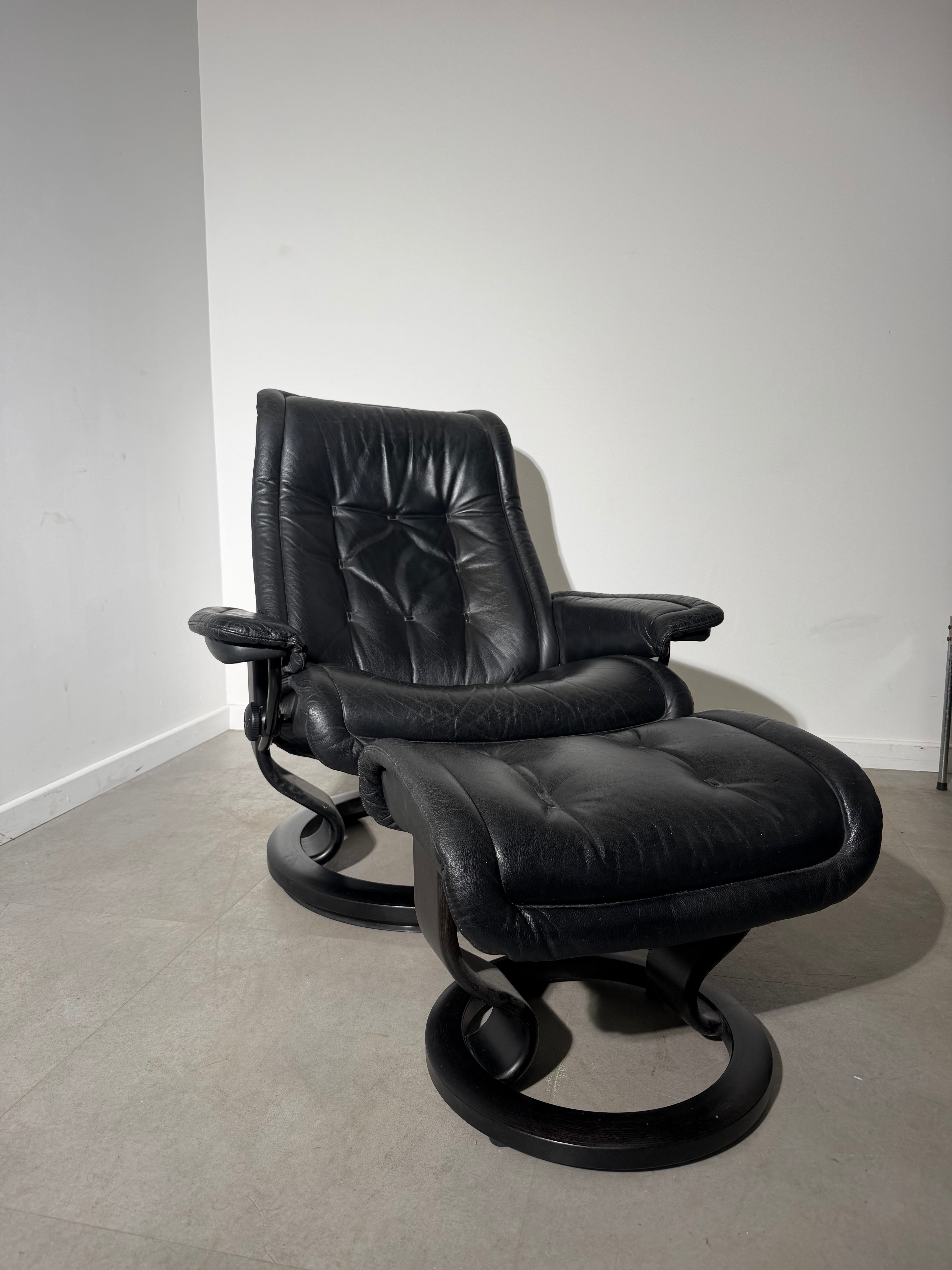 Stressless Black Relaxchair with Ottoman