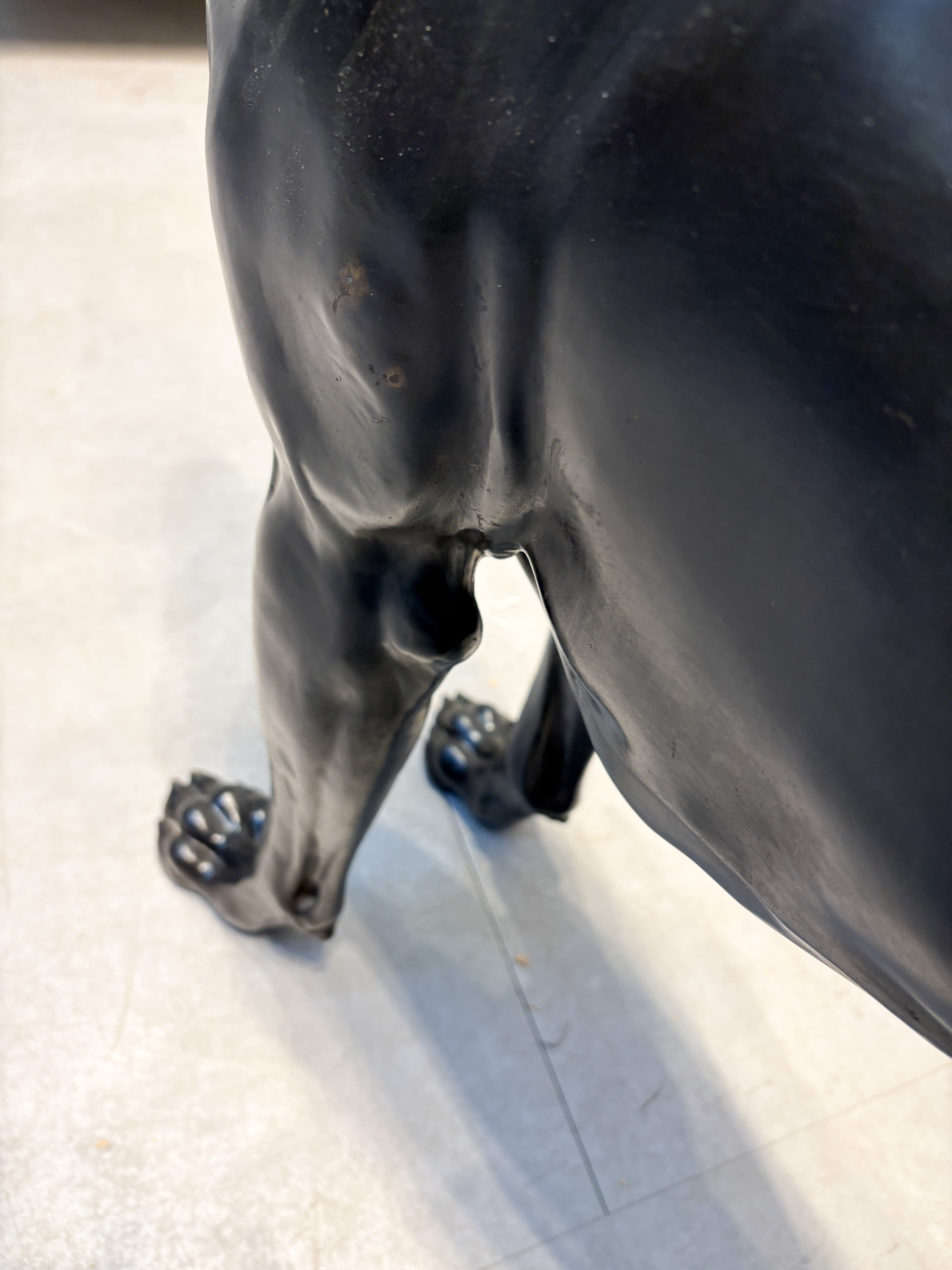 Statue en bronze d'un chien de chasse