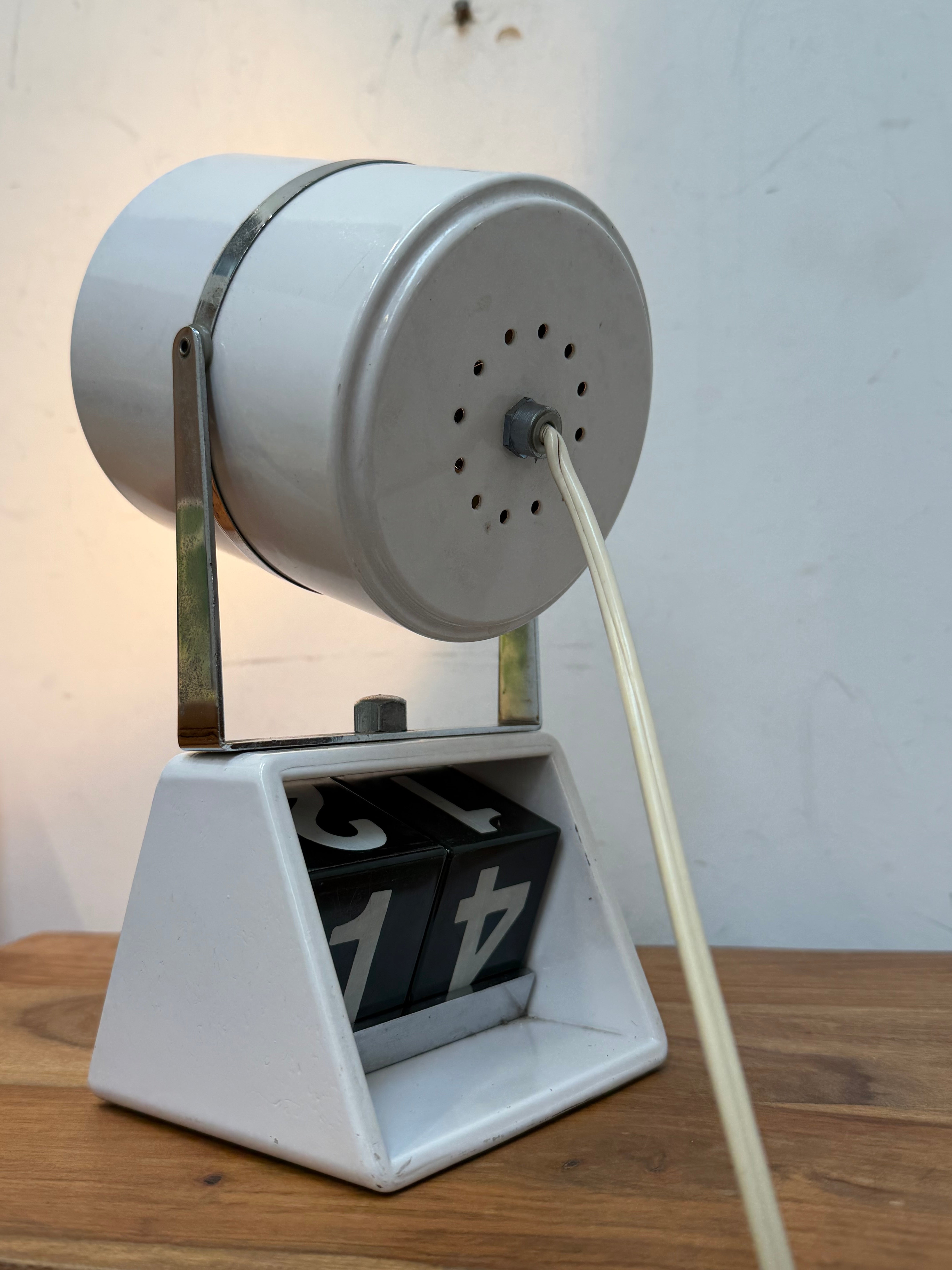 Vintage Adjustable Desk Lamp with Perpetual Calendar – White & Chrome – 24 x 12 cm