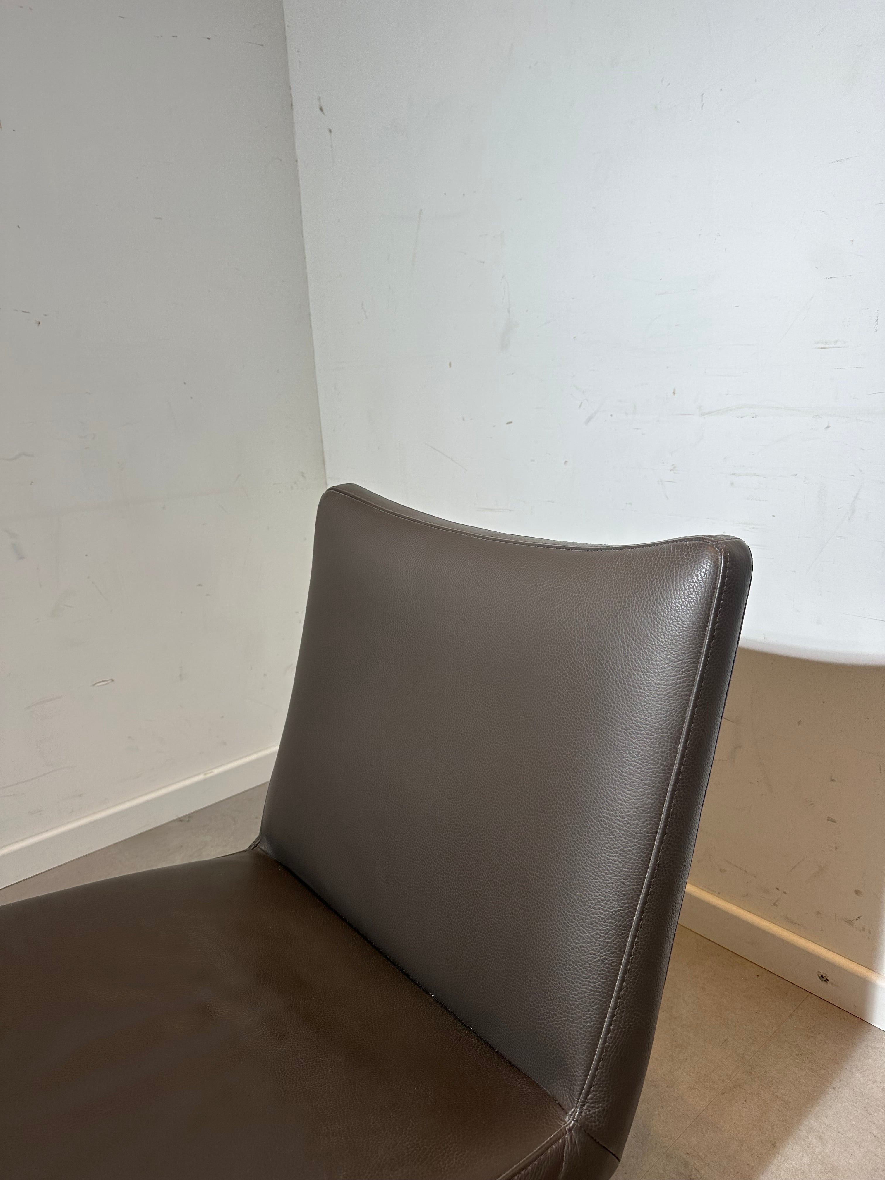Modern Swivel Lounge Chair