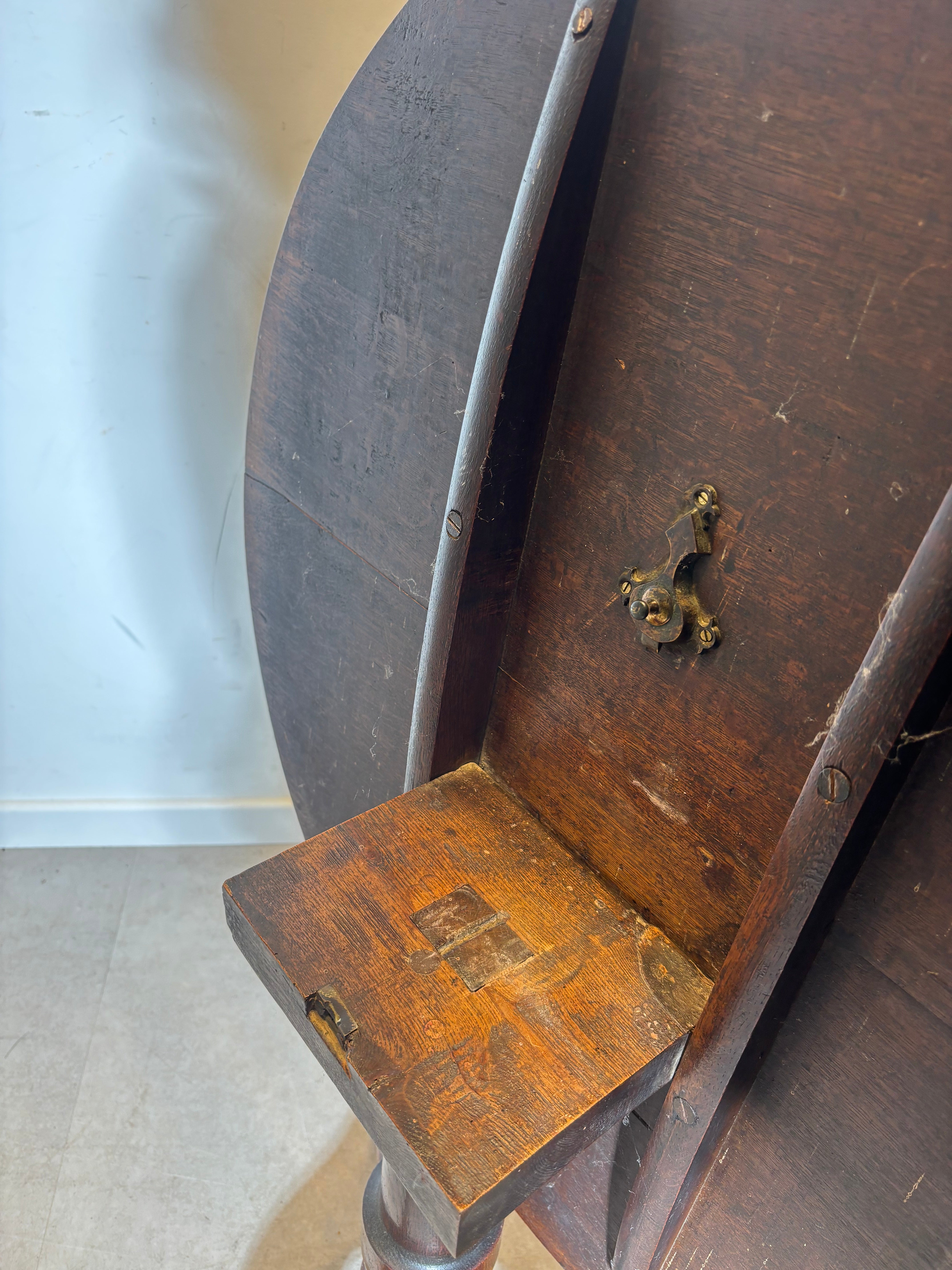 Antique foldable sidetable in oak wood