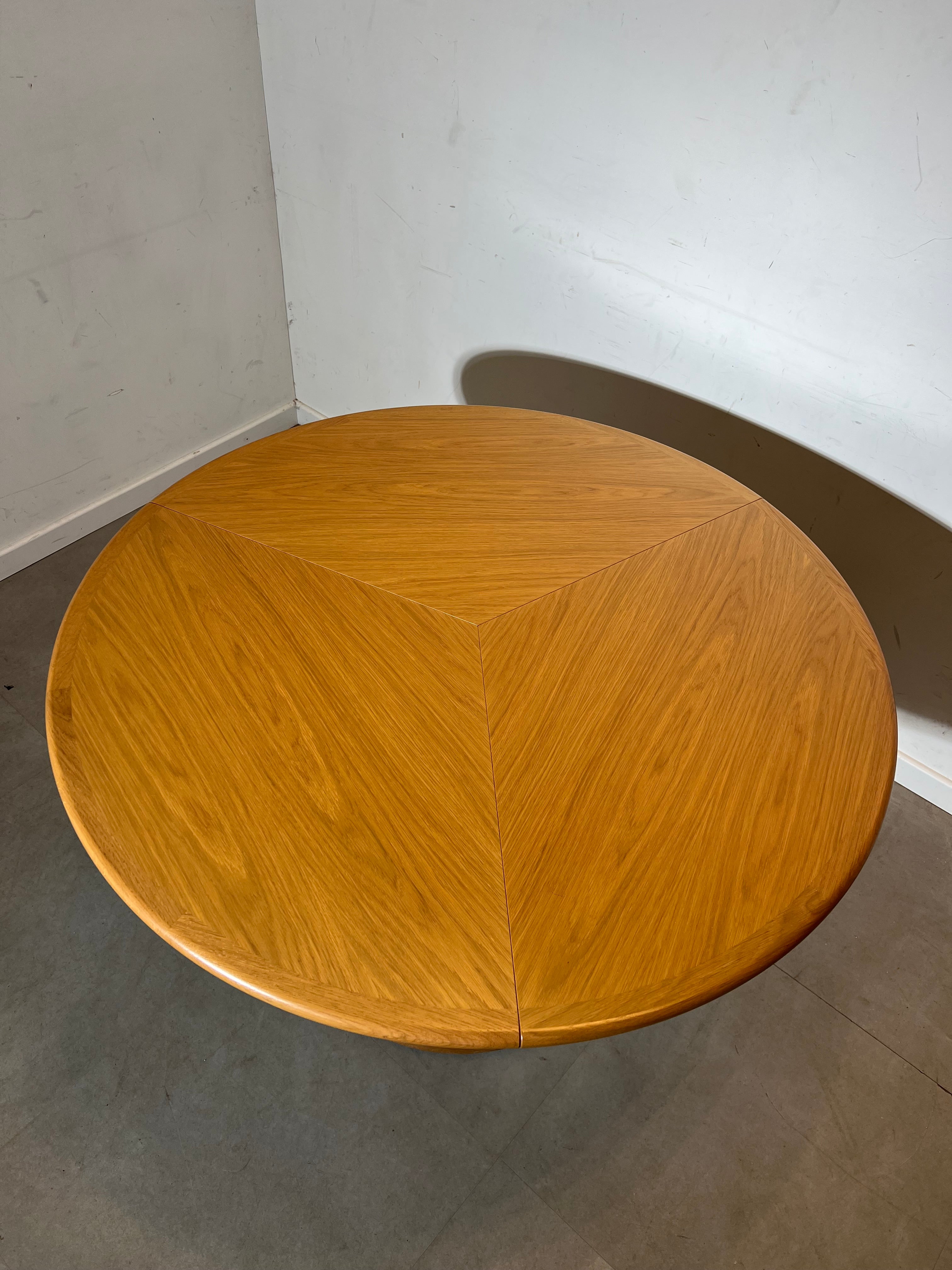 Vanda Watervliet Round Extendable Dining Table