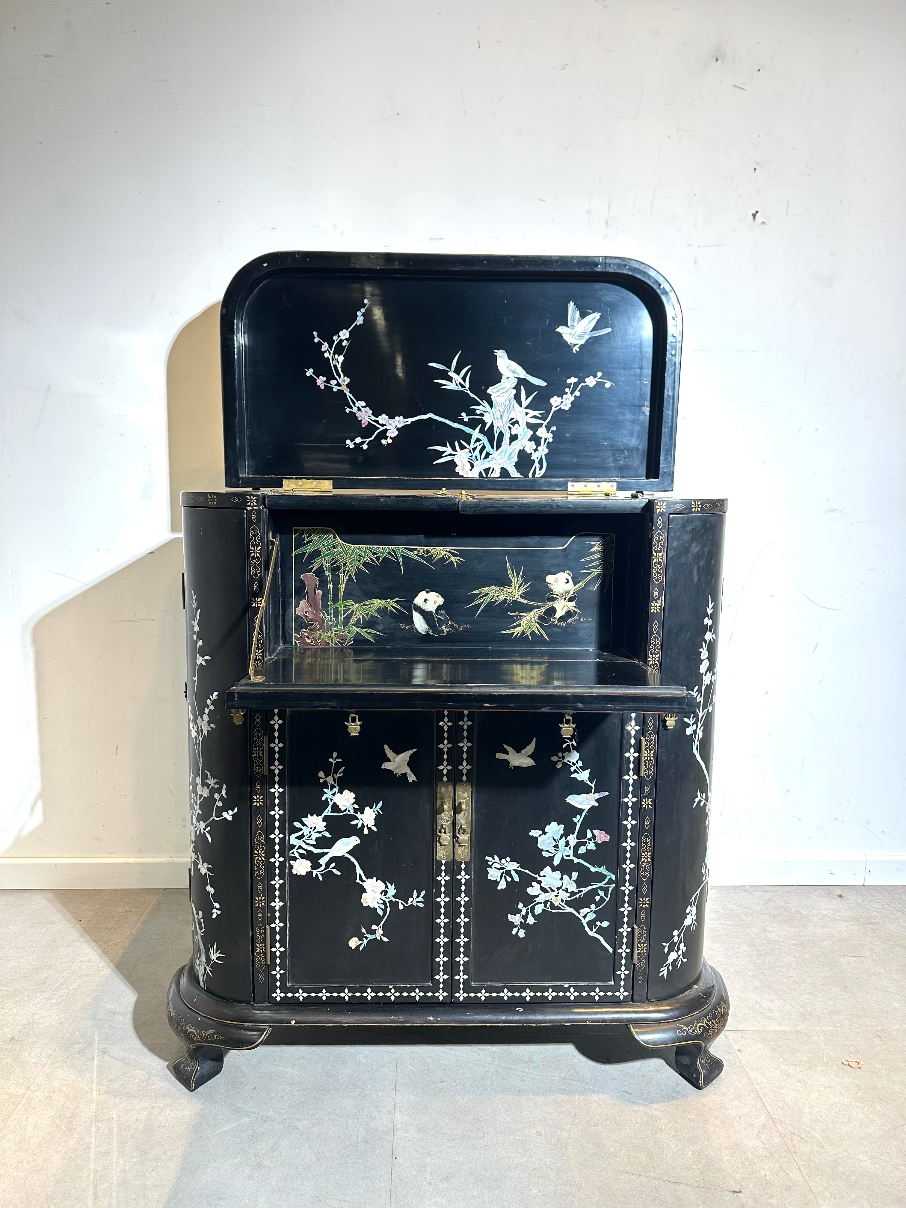 Cabinet laqué asiatique ancien