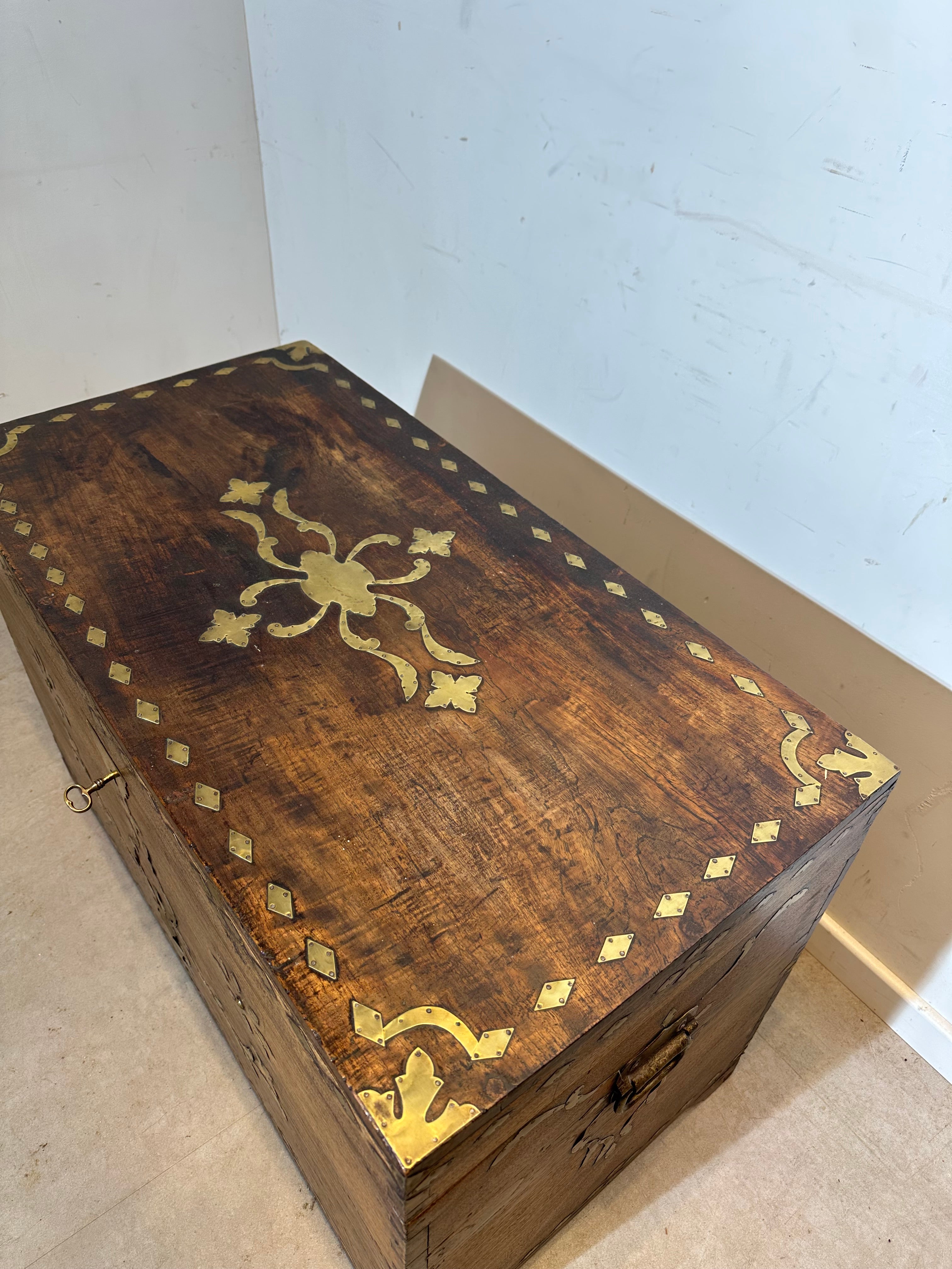 Antieke houten kist met messing beslag