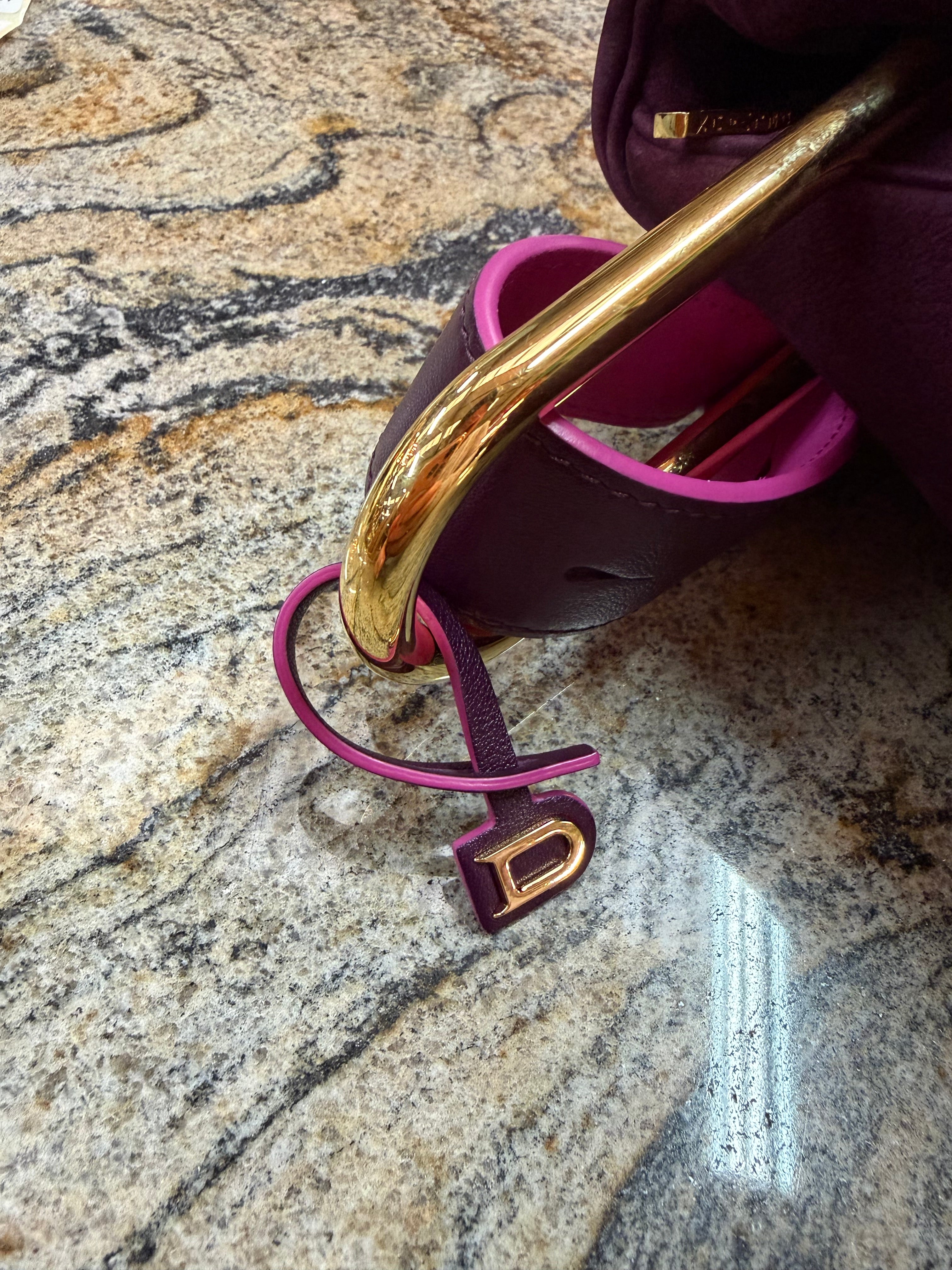 Sac Delvaux Givry en nubuck violet avec détails roses – Fermoir doré – 30 x 24 cm