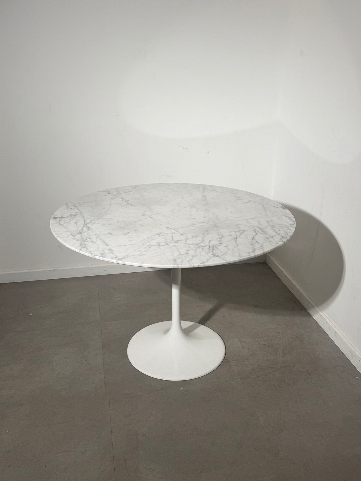 Tulip Dining Table with White Marble Top – Ø 110