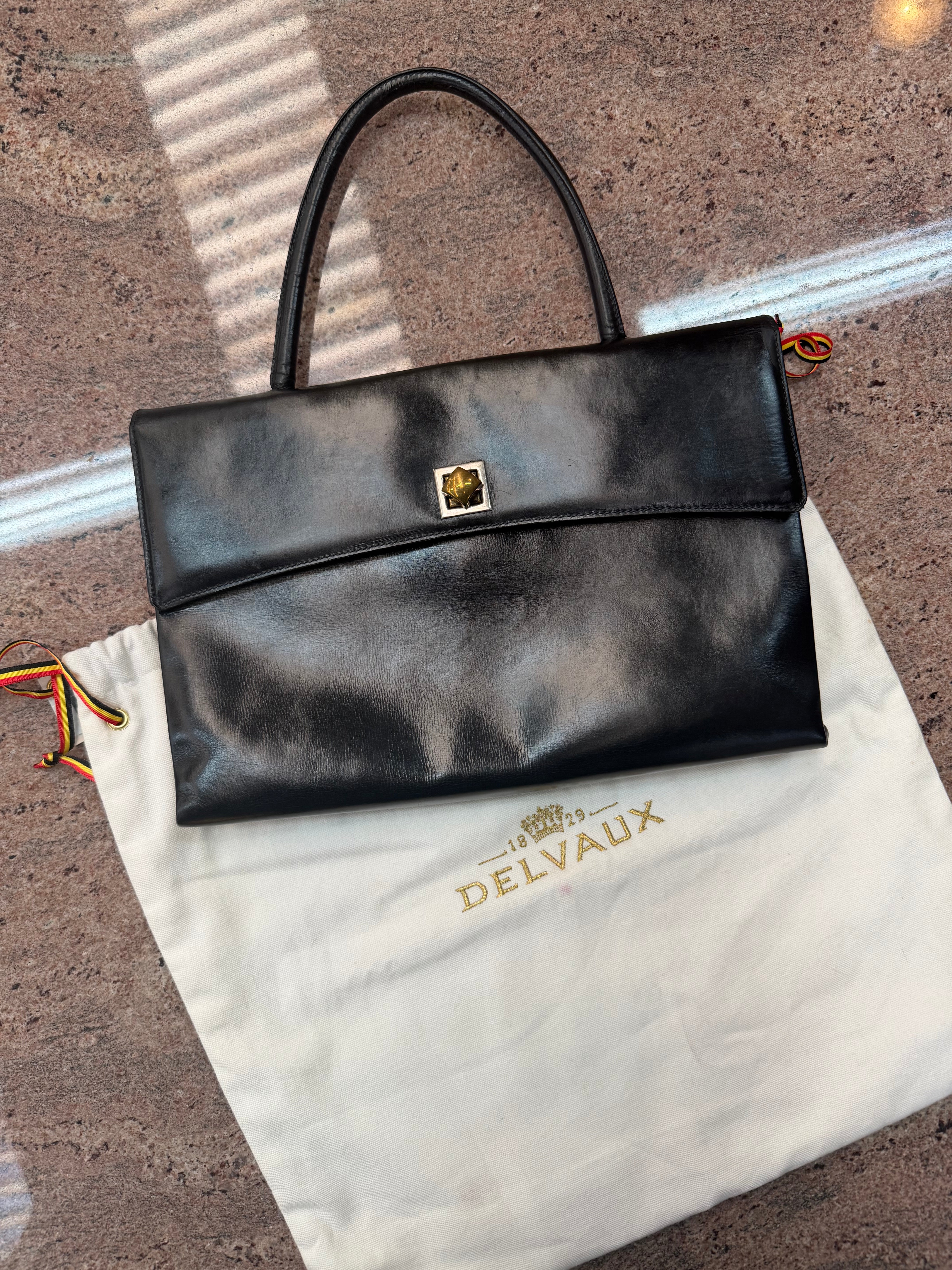 Vintage Delvaux “Œil de Chat” Handbag – Black Leather – 1960 Collection – 30 × 20 cm – With Dustbag & Delvaux Letter