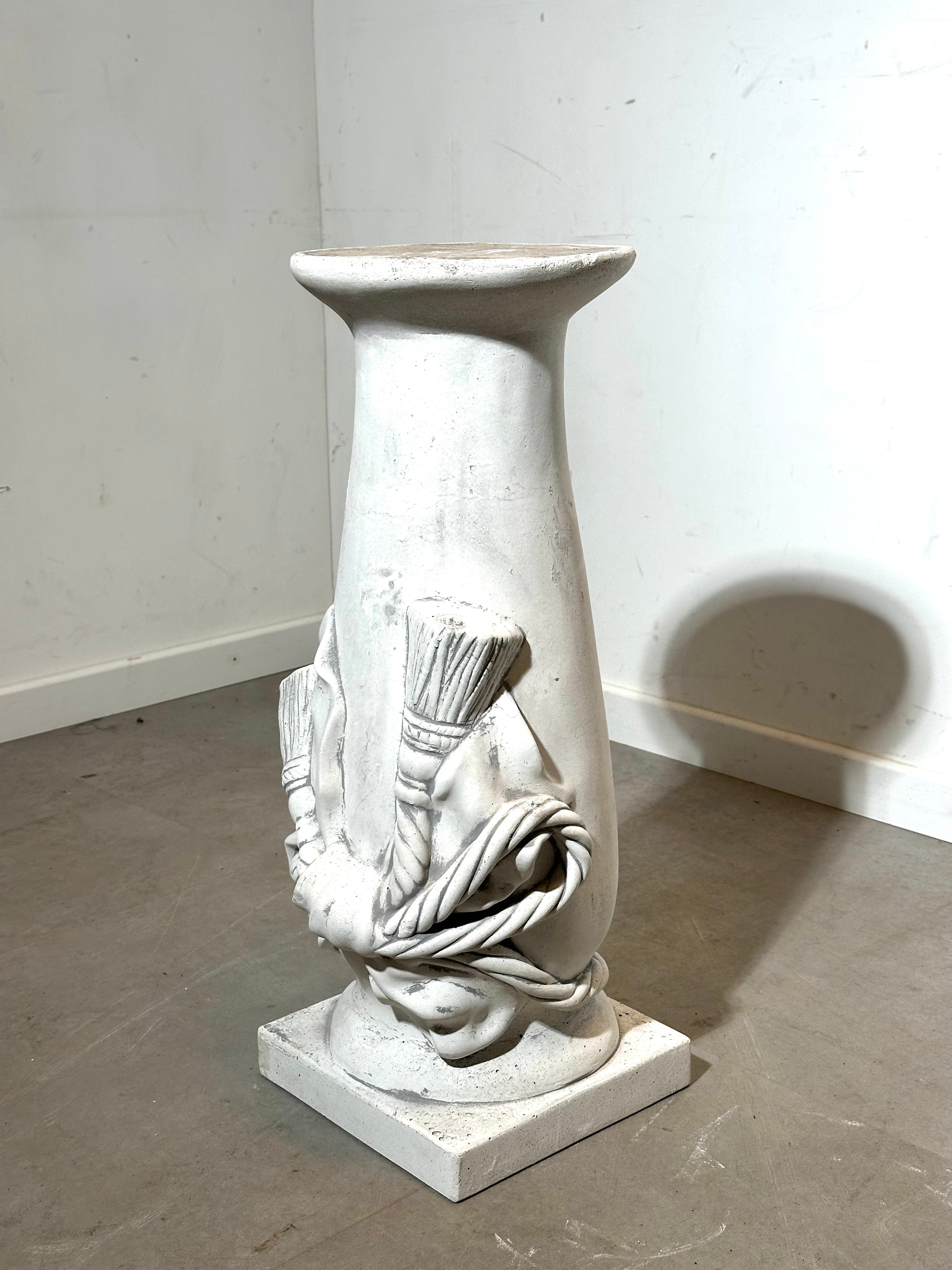 Colonne à piédestal sculpturale de grande taille – Motif classique de corde et de torche