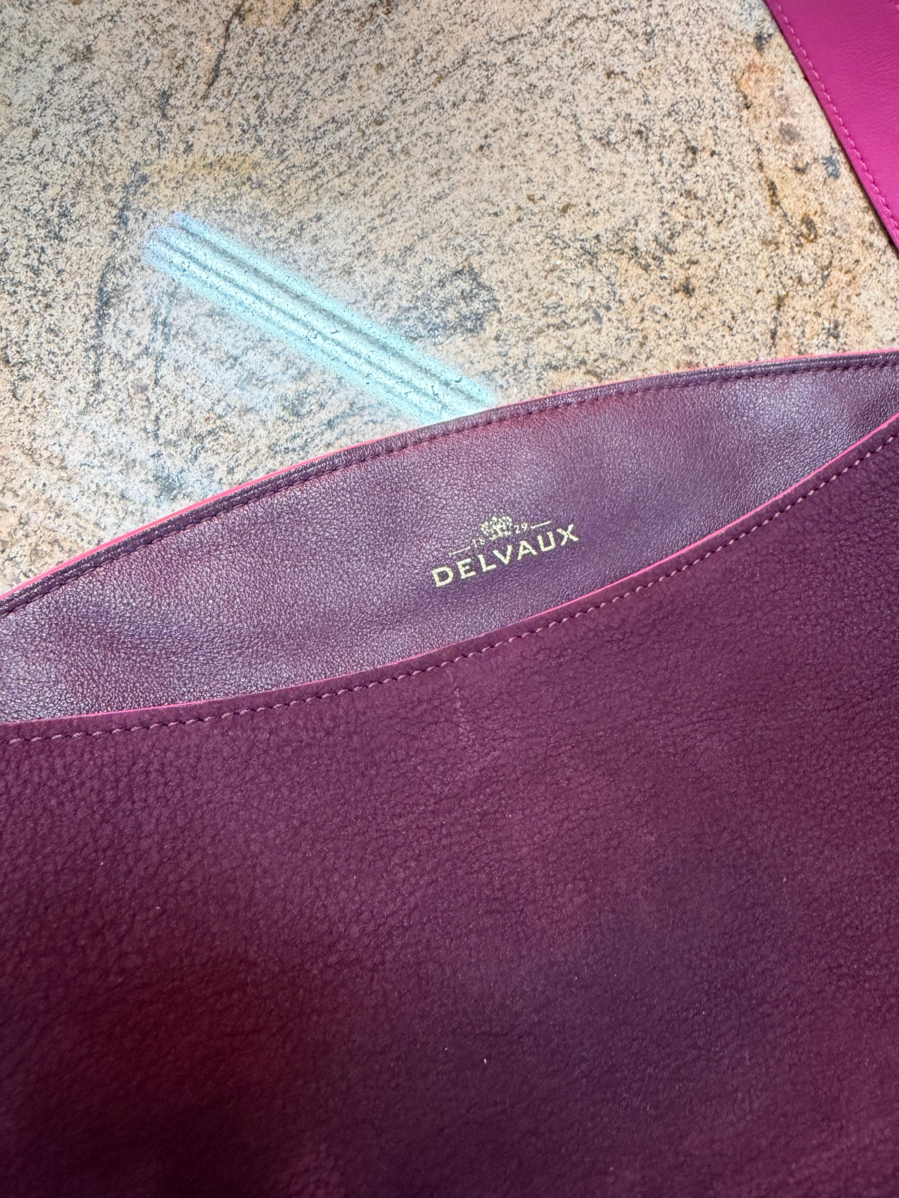 Sac Delvaux Givry en nubuck violet avec détails roses – Fermoir doré – 30 x 24 cm