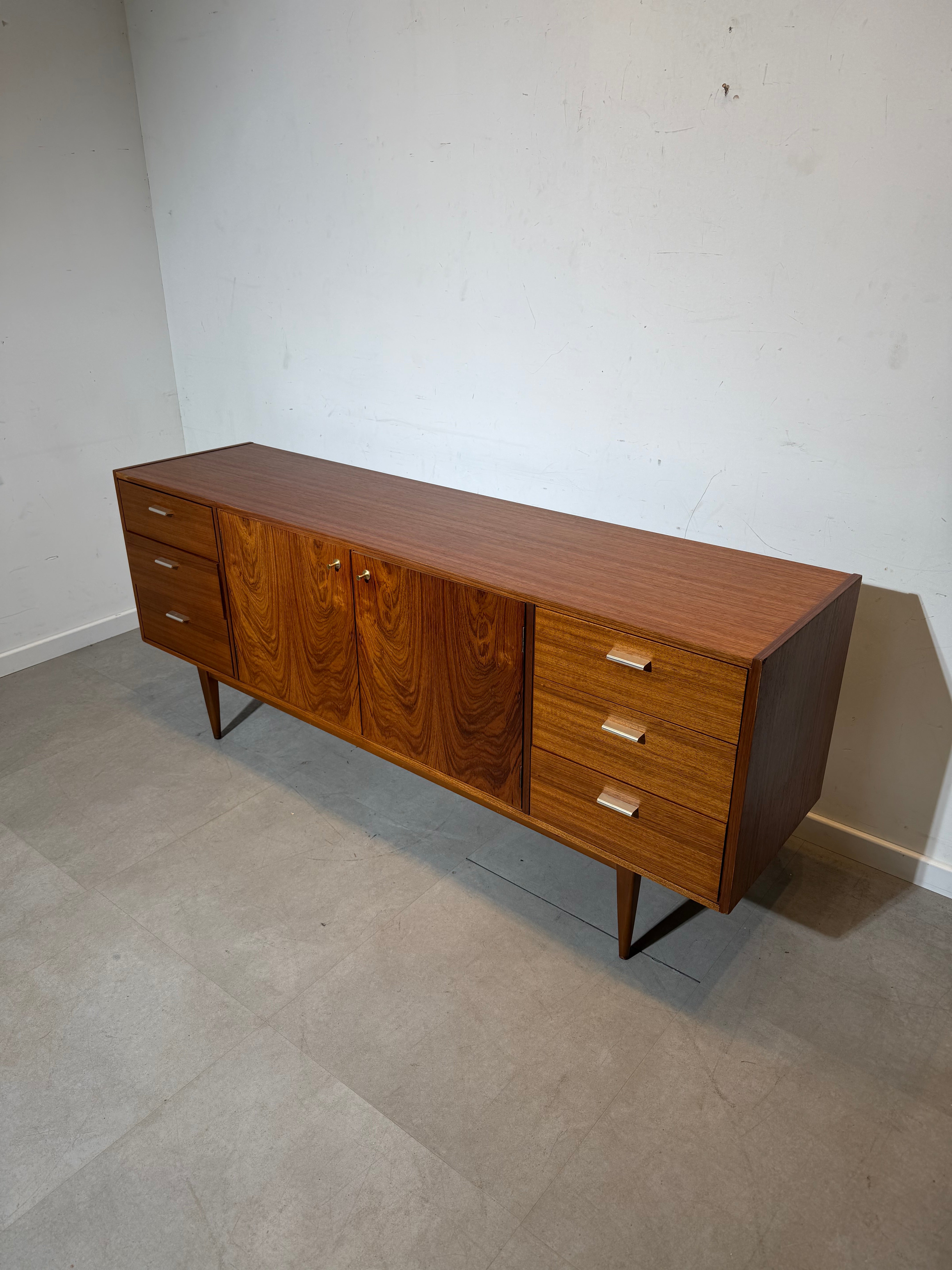 Buffet scandinave en palissandre et teck, style milieu du XXe siècle (années 1960).