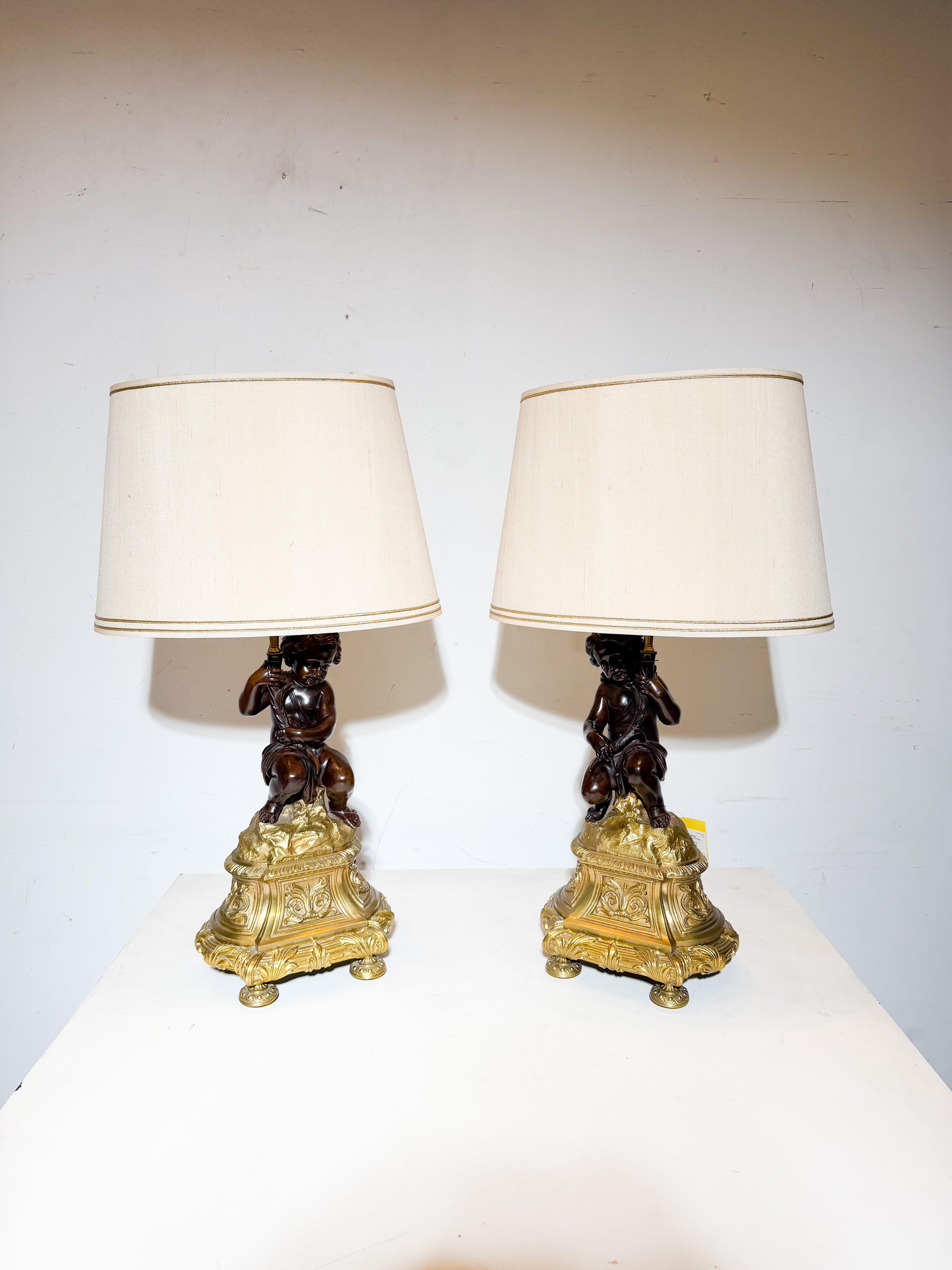 Paire de lampes de table en bronze ornées de puttis