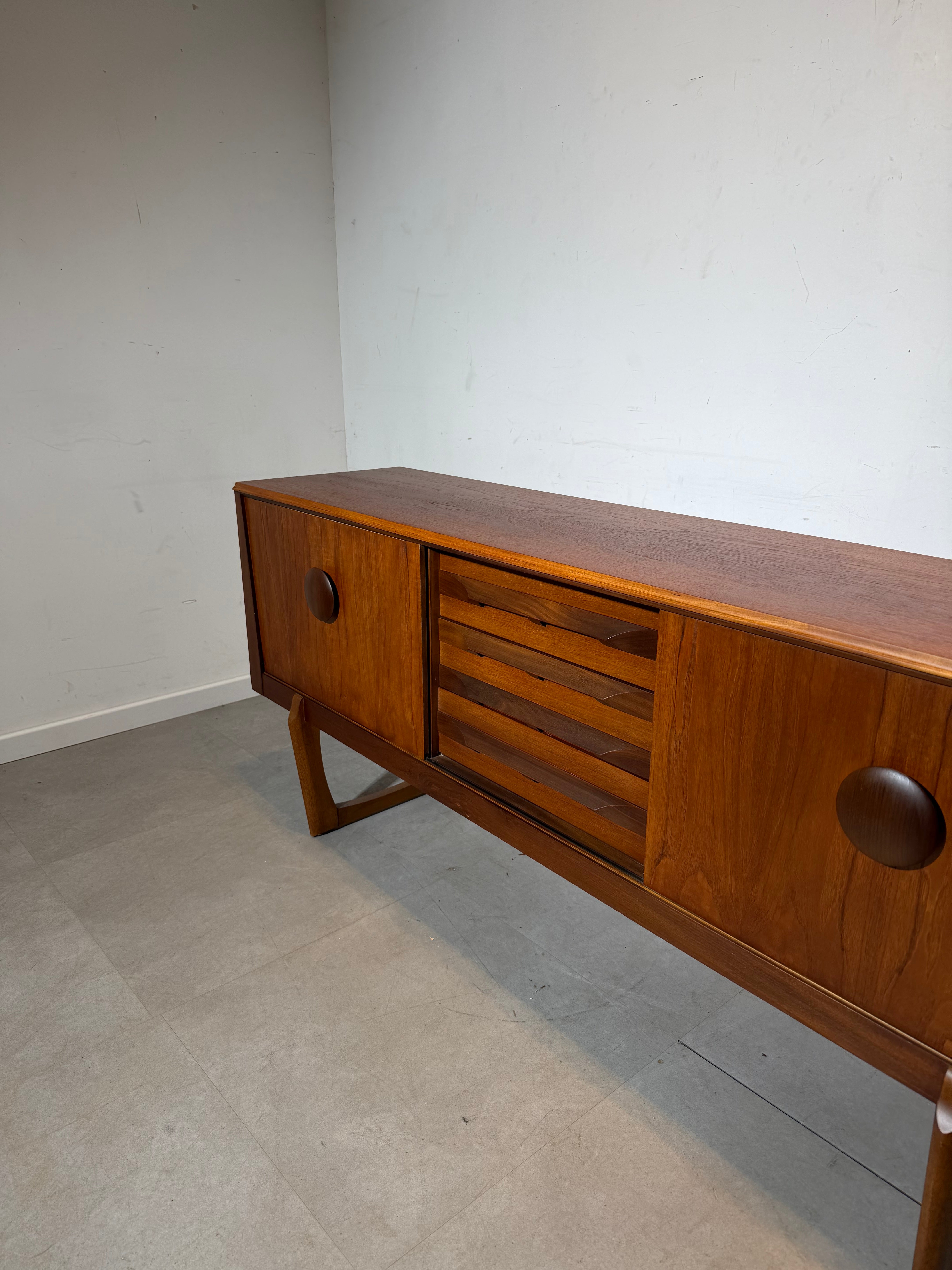 Buffet en teck Elliotts of Newbury – Style moderne du milieu du siècle (Royaume-Uni, années 1960)