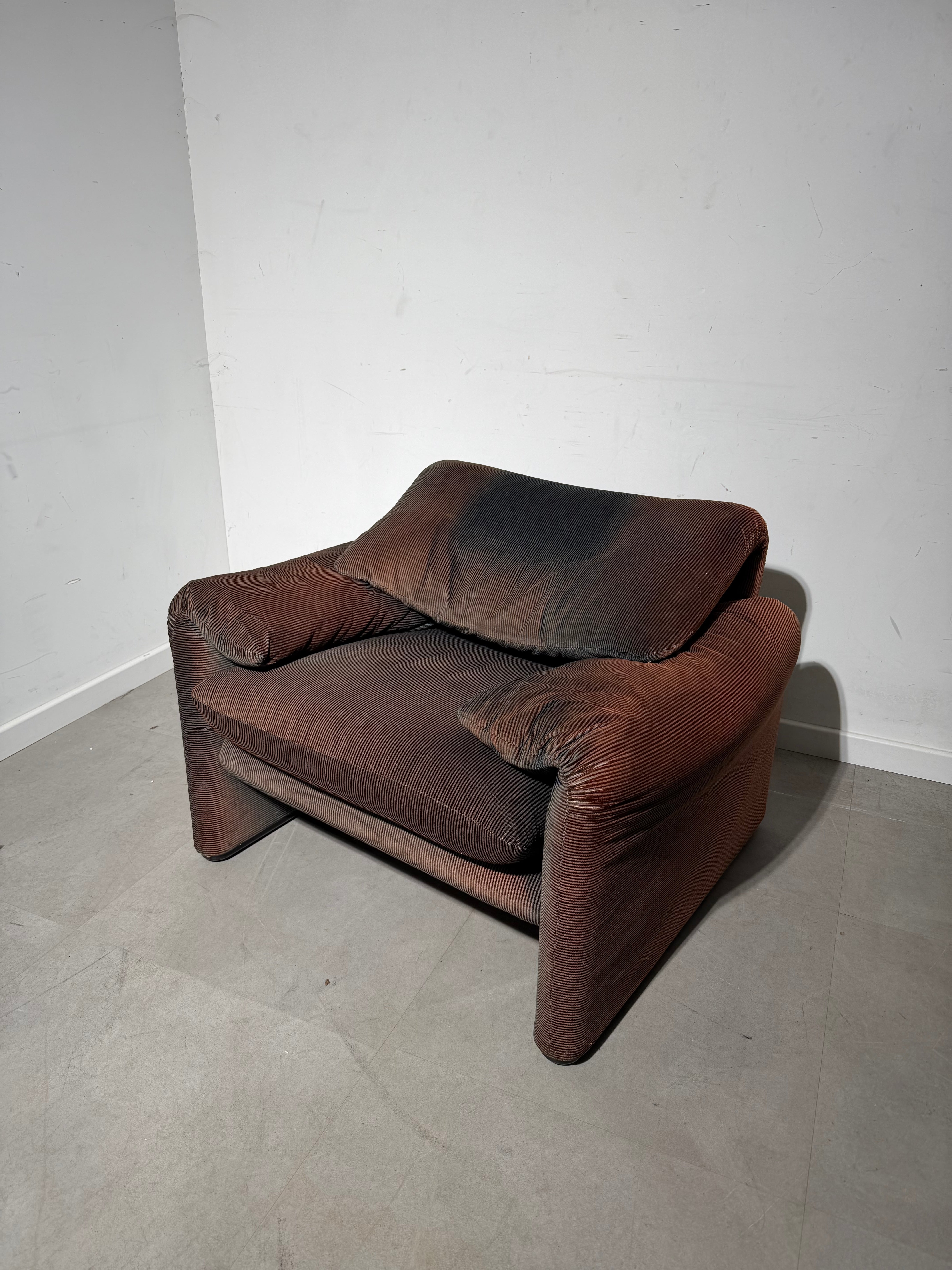Cassina “Maralunga” One-Seater – Iconic Design with Sun-Kissed Patina