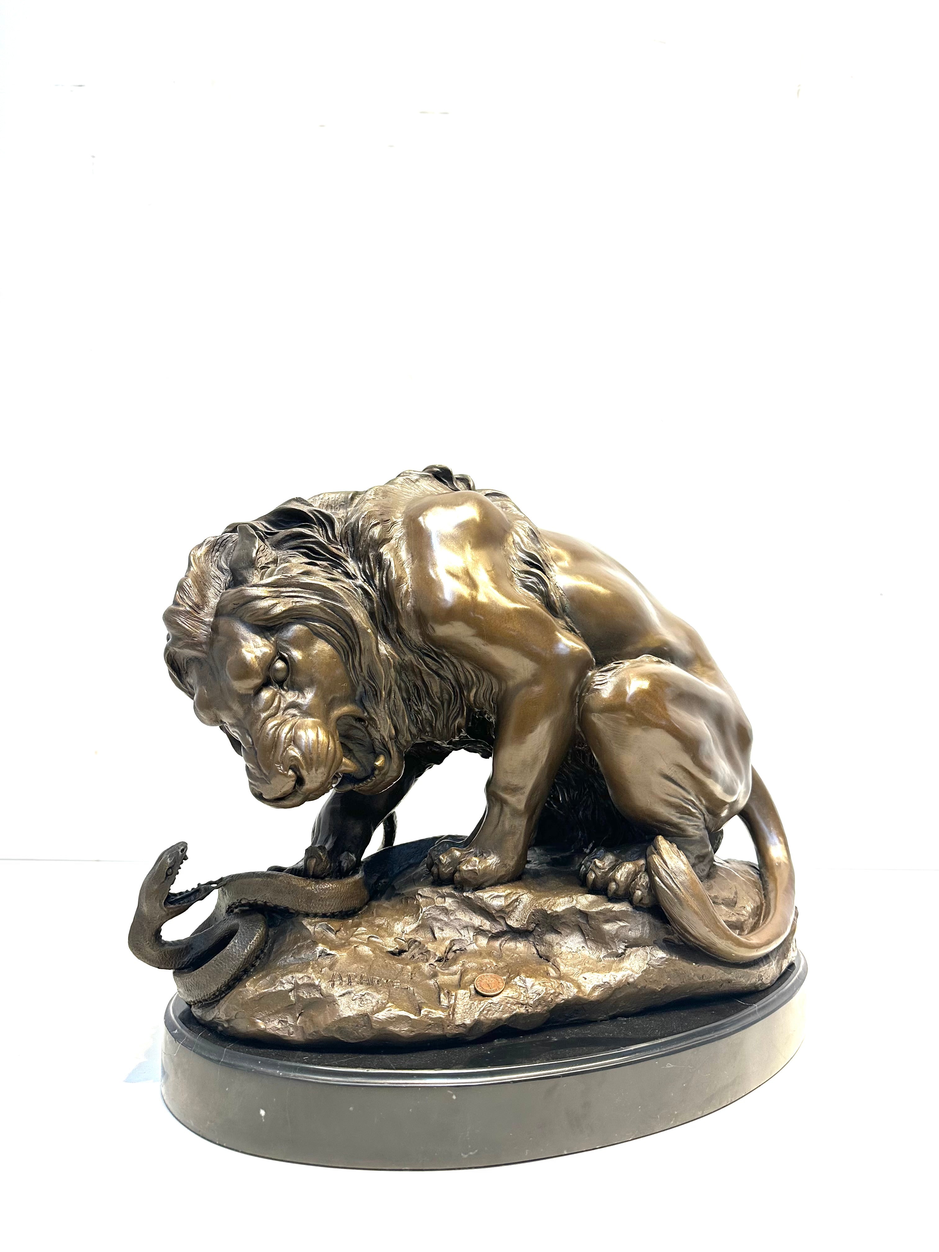 Sculpture en bronze « Lion attaquant un serpent », signée