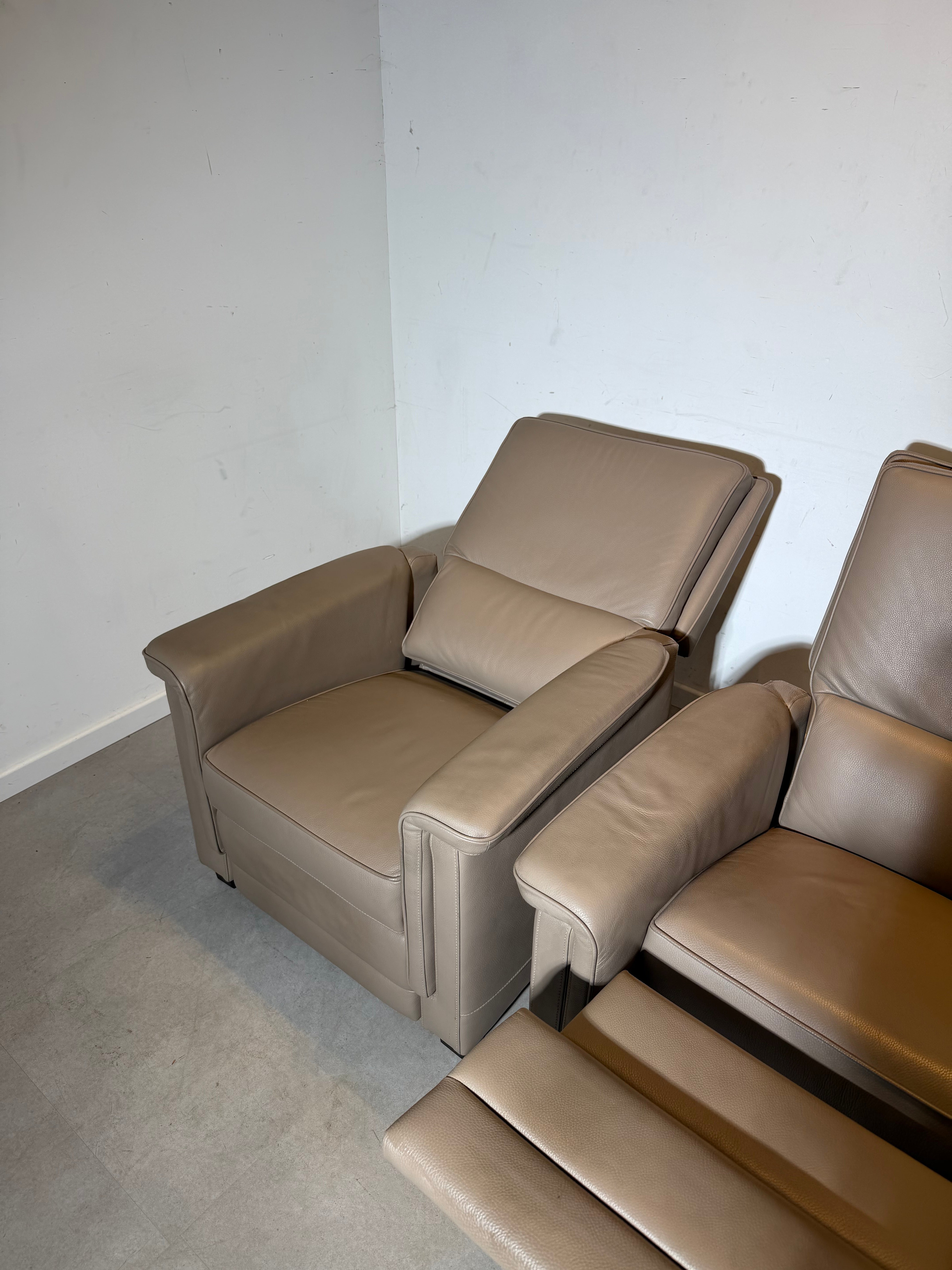 Set of 2 Electric Relax Armchairs in Taupe Leather – Adjustable Recline