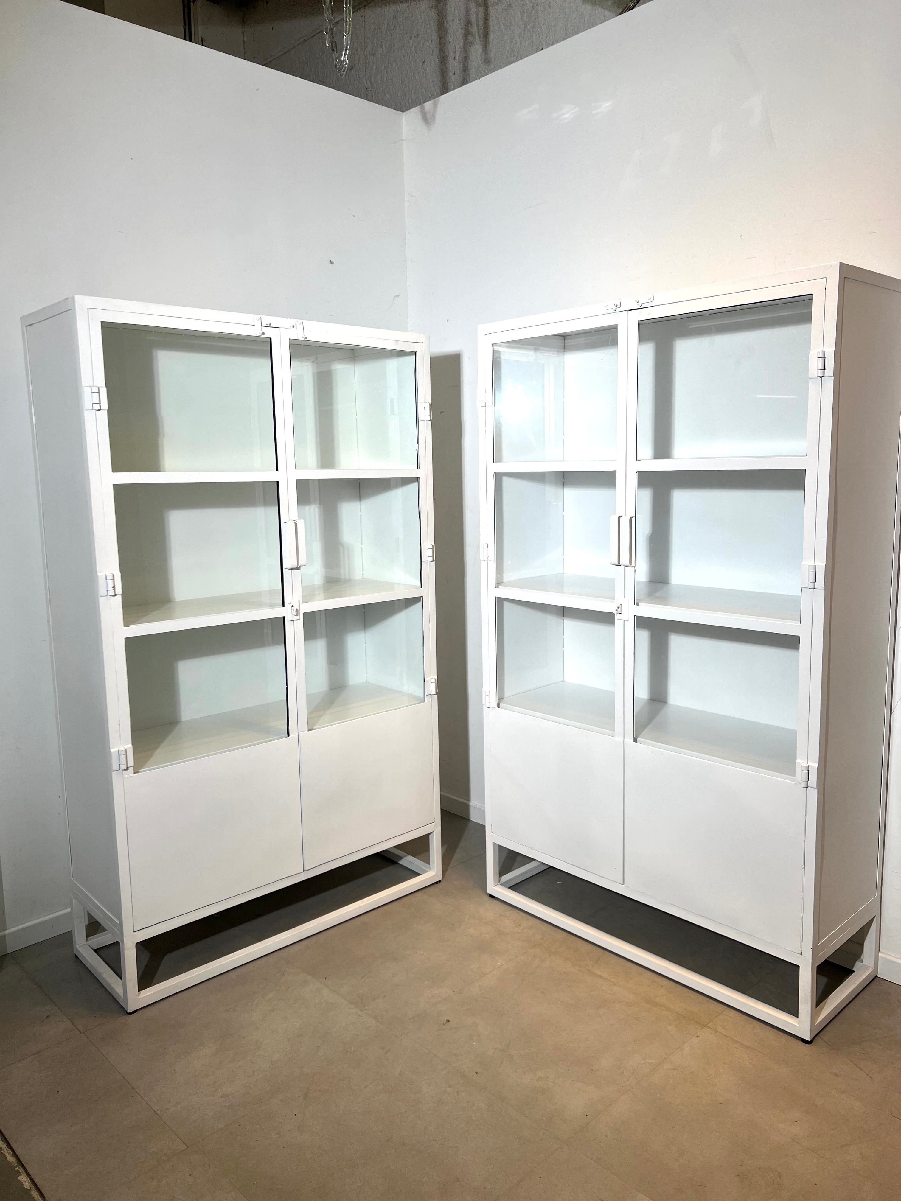 White metal display cabinet "GIGA Meubel"