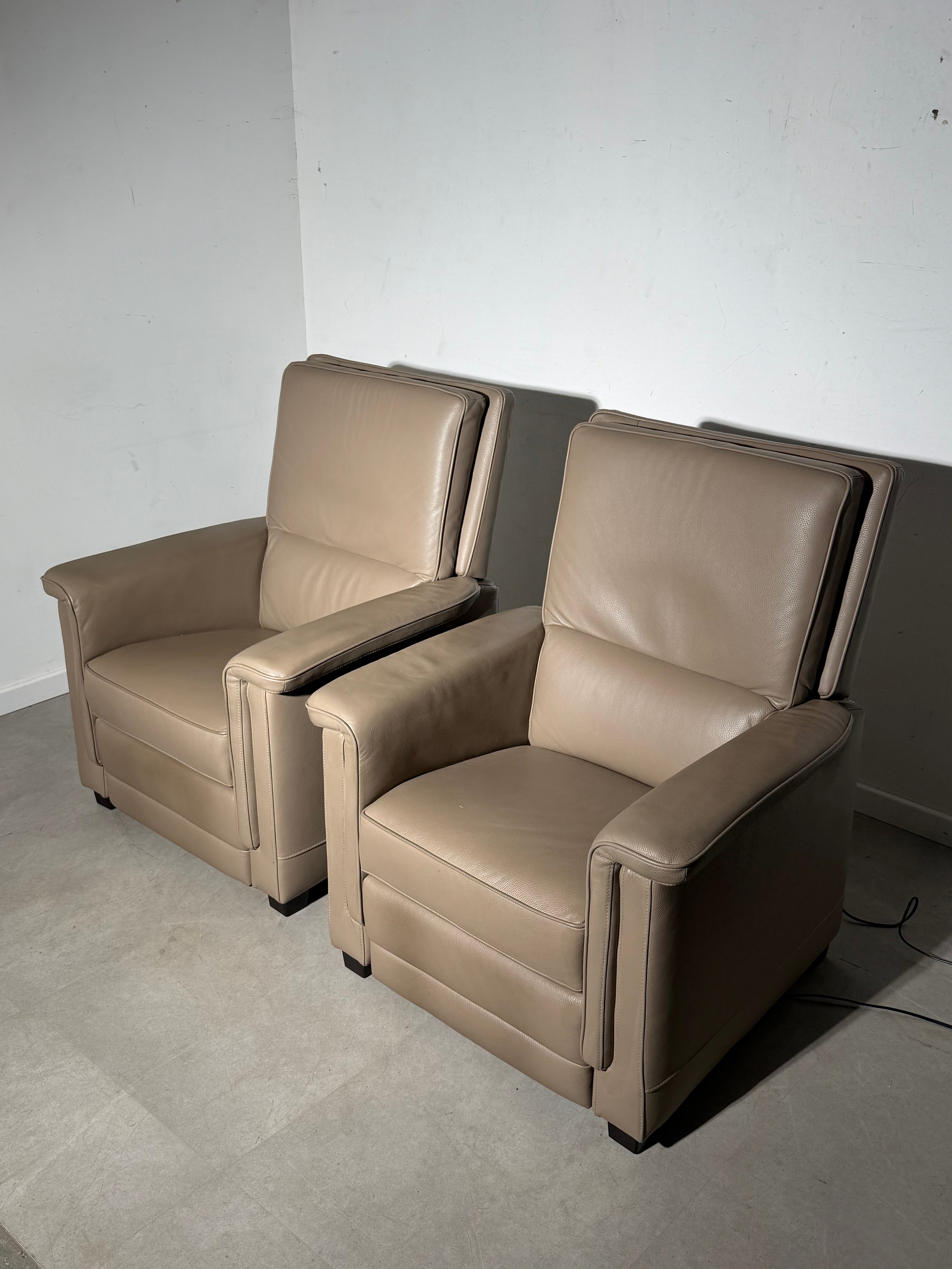 Set of 2 Electric Relax Armchairs in Taupe Leather – Adjustable Recline