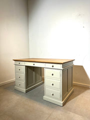 Klassiek massief houten bureau met eikenhouten blad