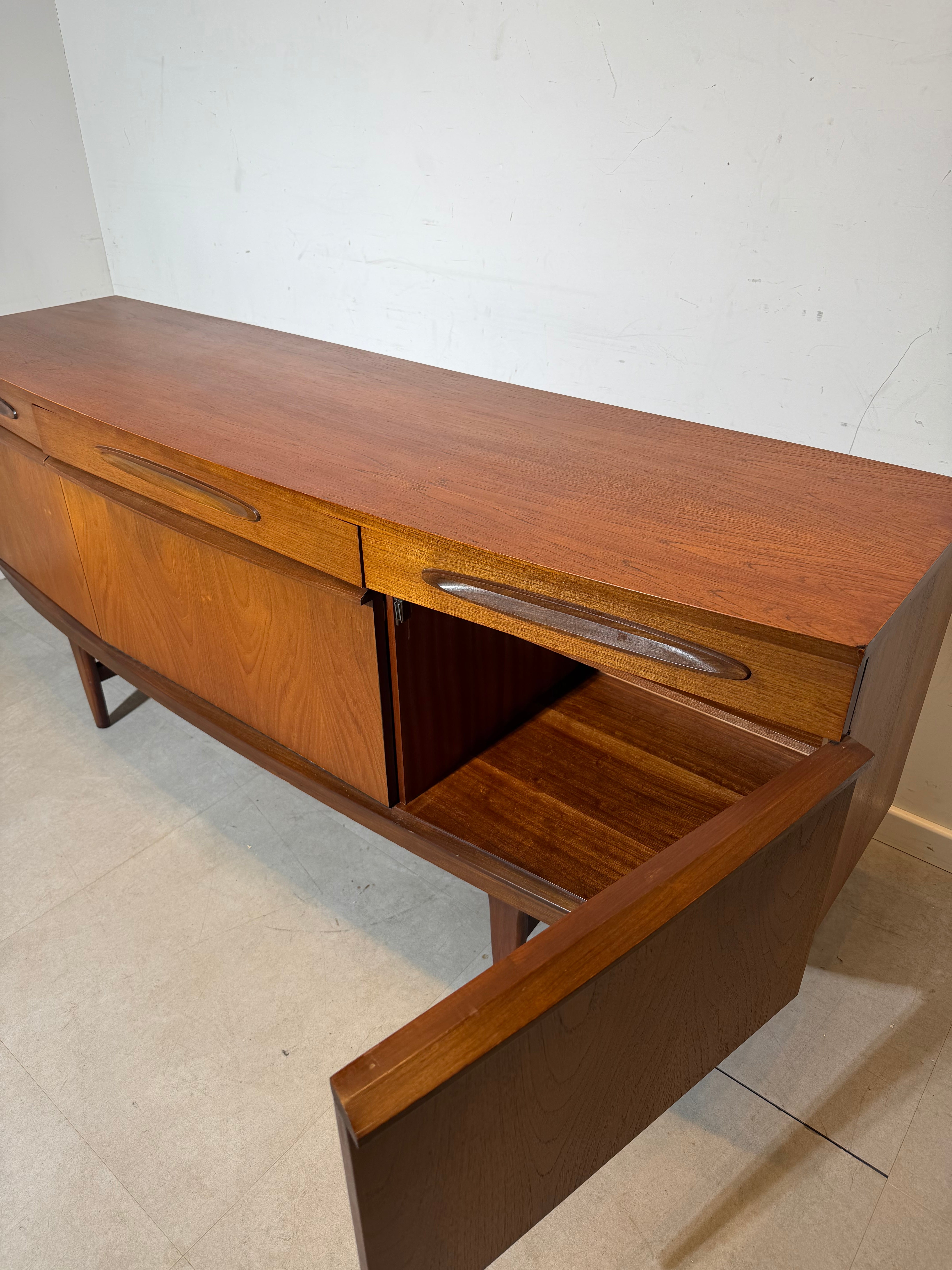 Buffet en teck Elliotts of Newbury – Style moderne du milieu du siècle (Royaume-Uni, années 1960)