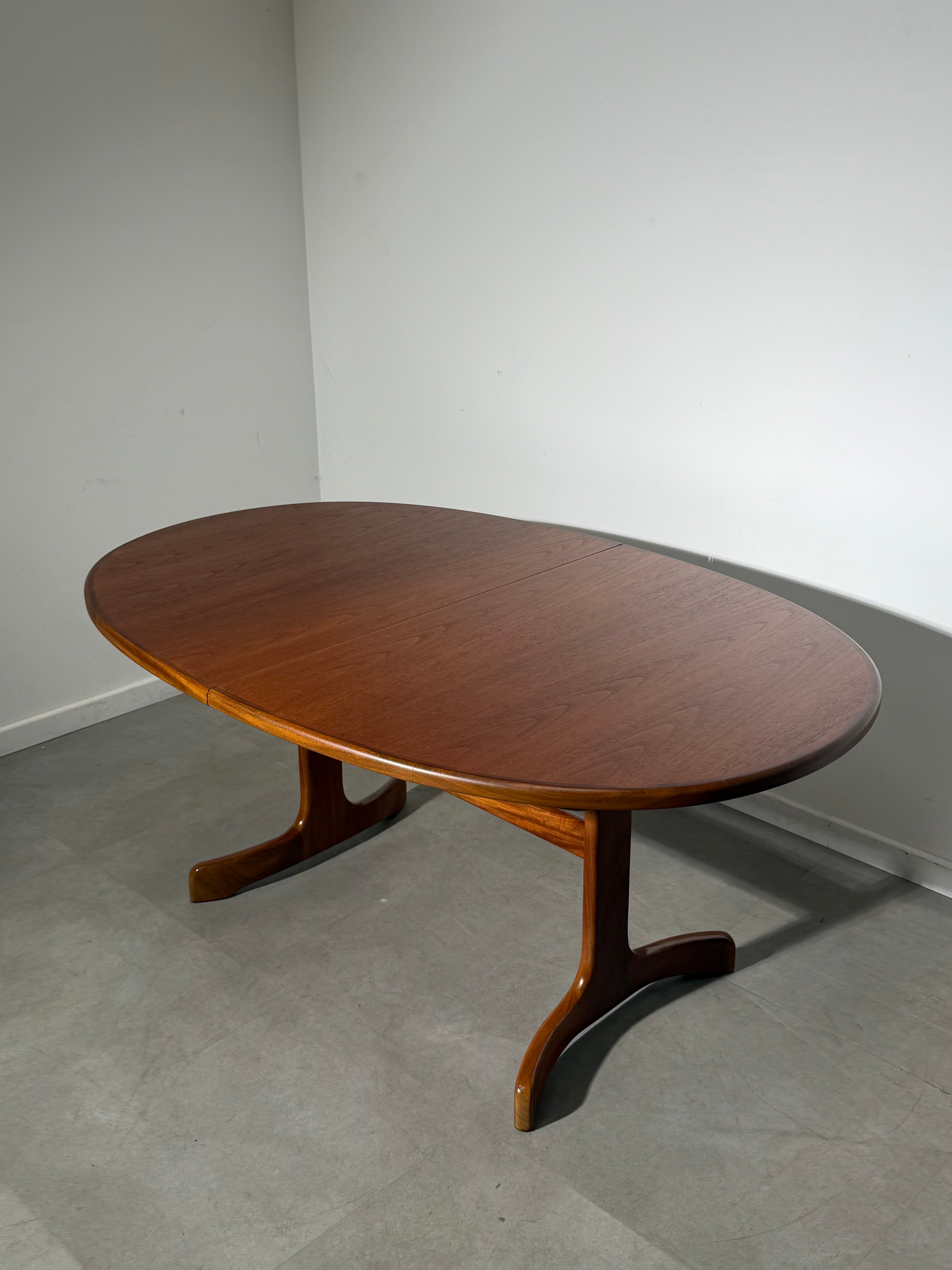 G-Plan “Whale Tail” Extendable Teak Dining Table – Mid-Century Modern